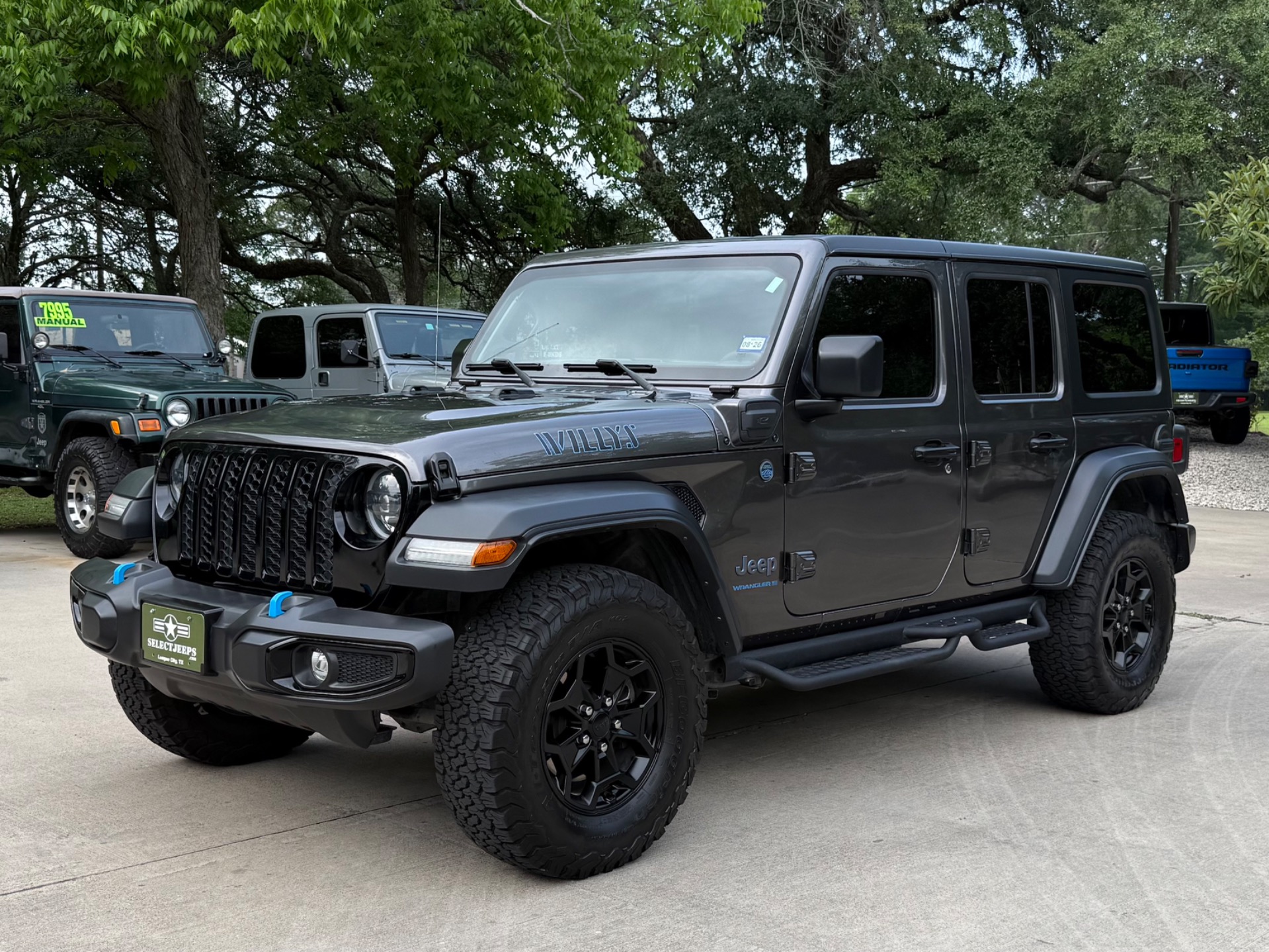 View vehicle photo 3