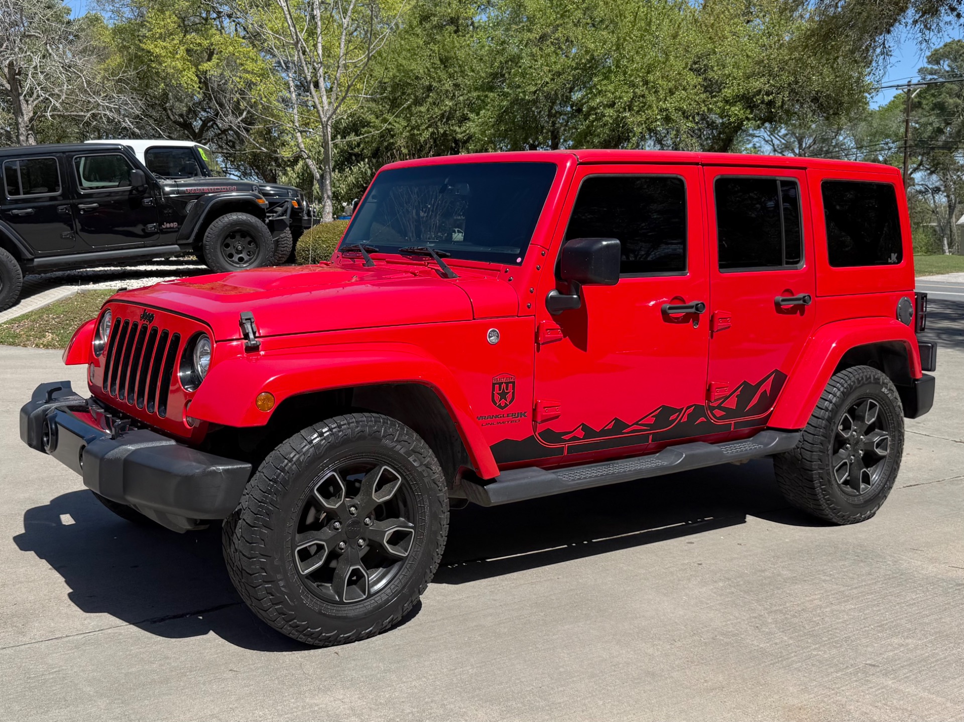 View vehicle photo 4