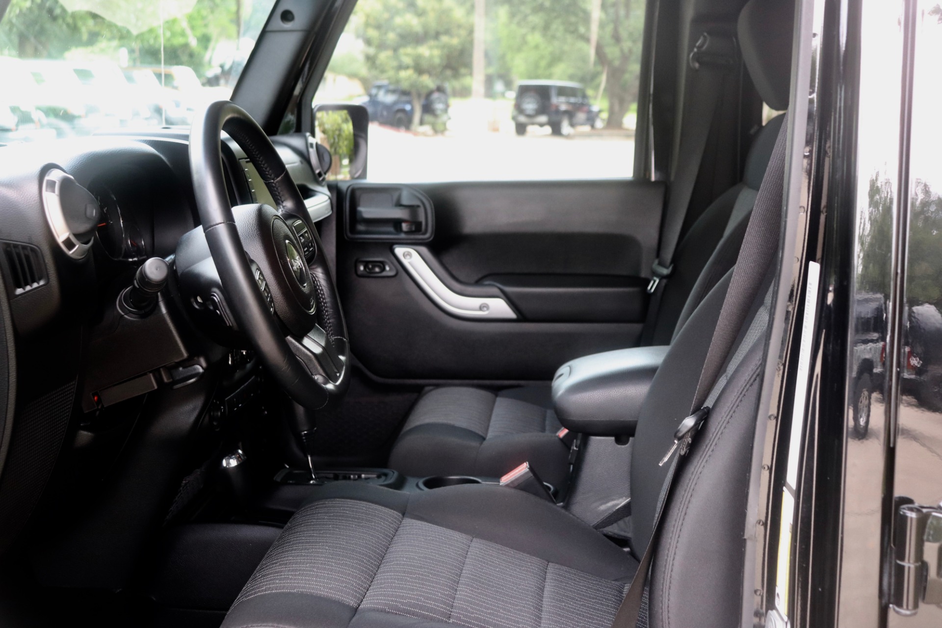 Used-2011-Jeep-Wrangler-Unlimited-4WD-4dr-Sahara