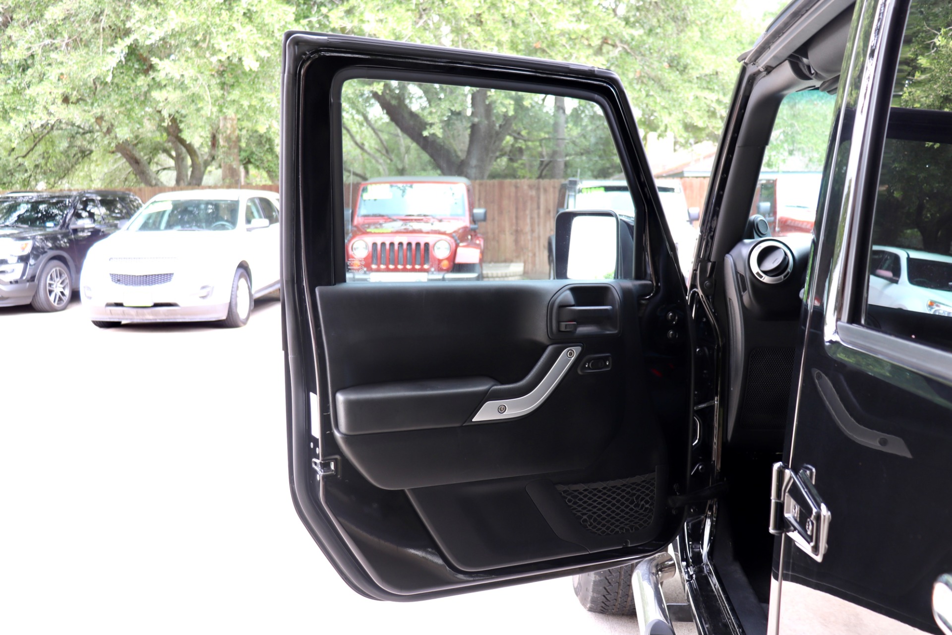 Used-2011-Jeep-Wrangler-Unlimited-4WD-4dr-Sahara