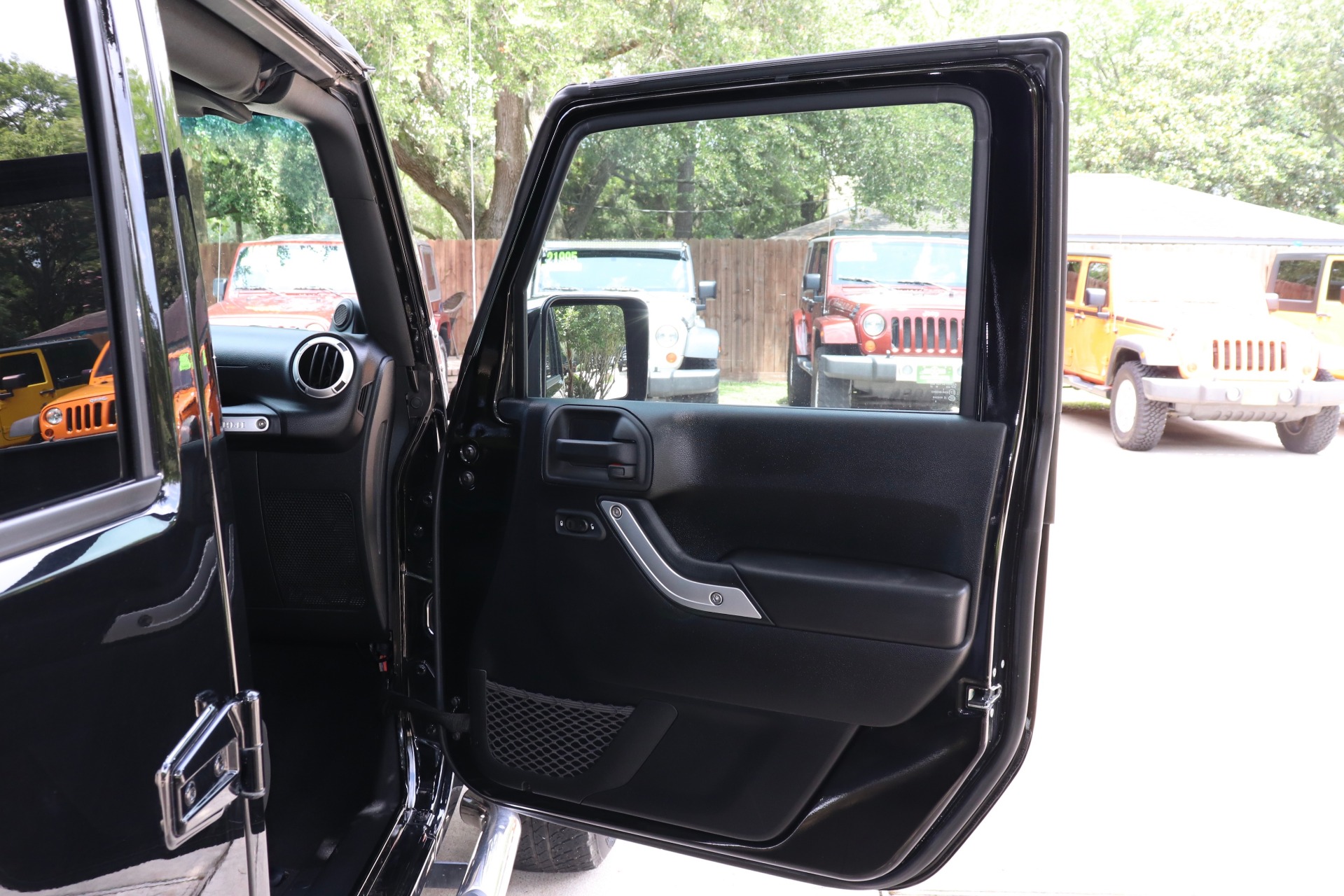 Used-2011-Jeep-Wrangler-Unlimited-4WD-4dr-Sahara