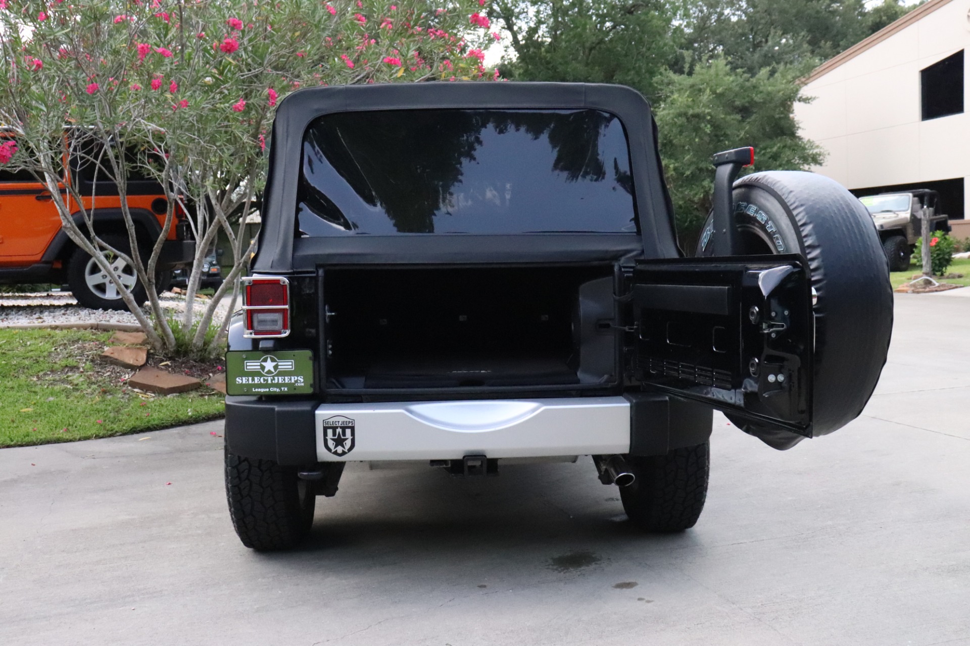 Used-2011-Jeep-Wrangler-Unlimited-4WD-4dr-Sahara