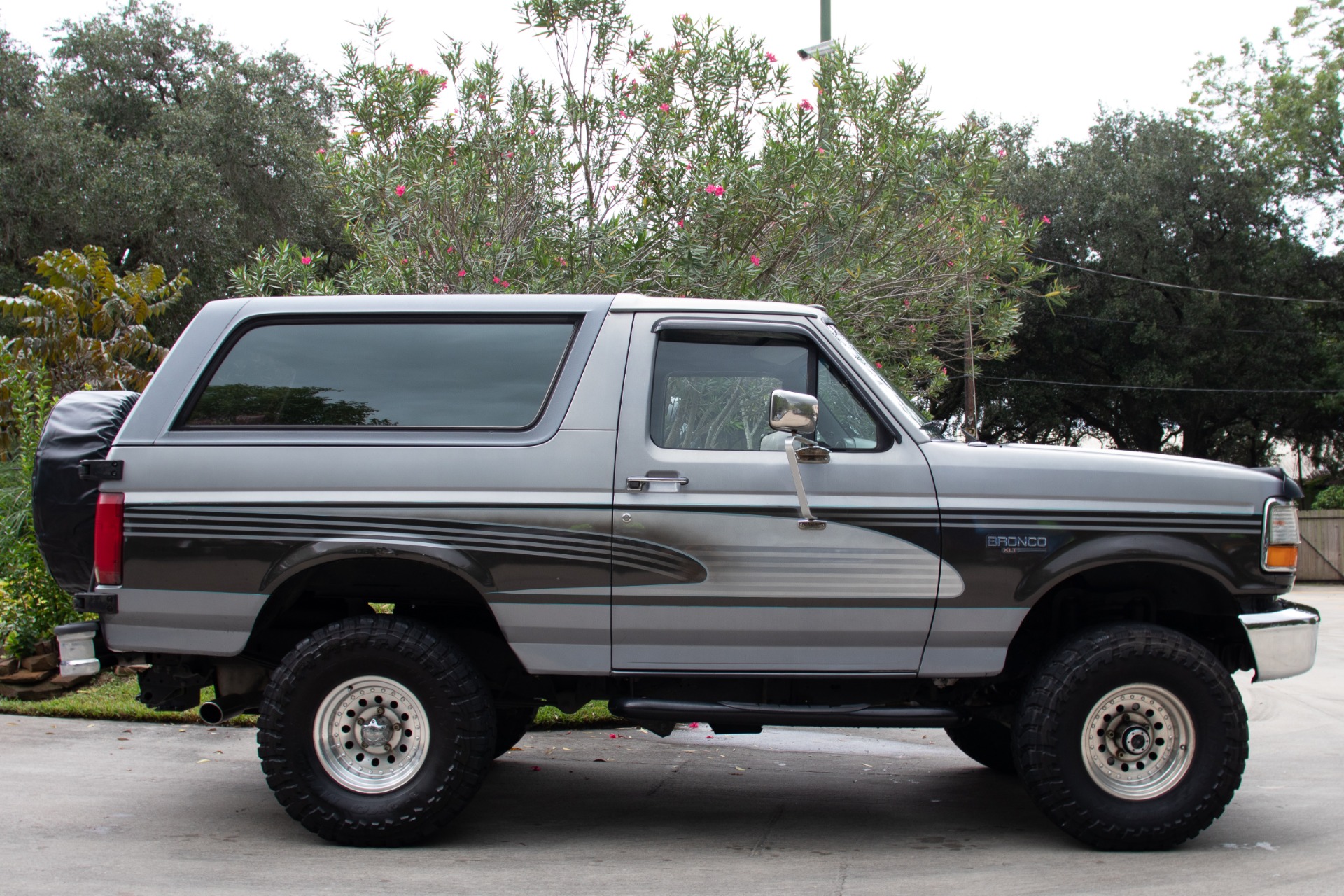 Used-1995-Ford-Bronco-XLT