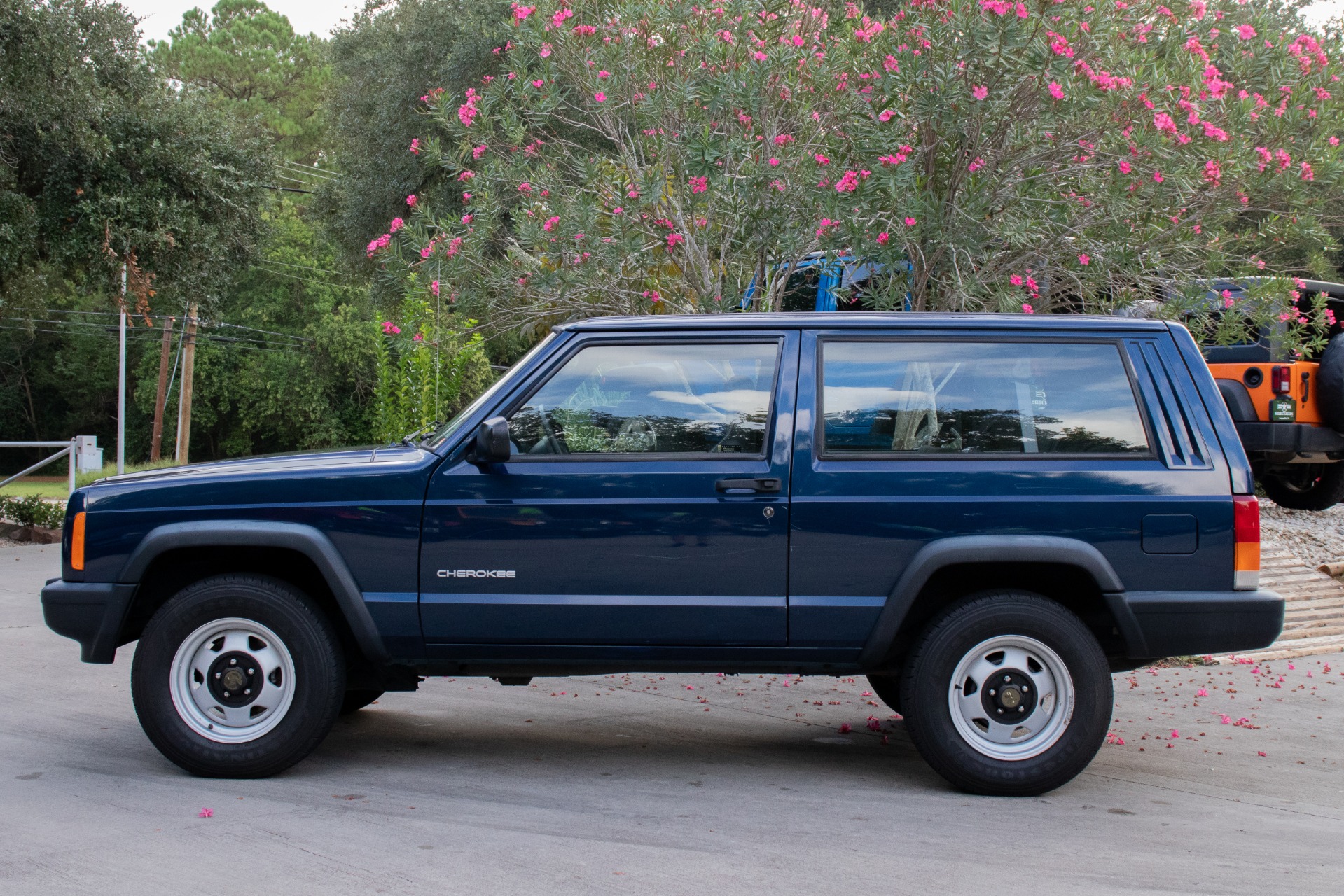 Used-2000-Jeep-Cherokee-2dr-SE