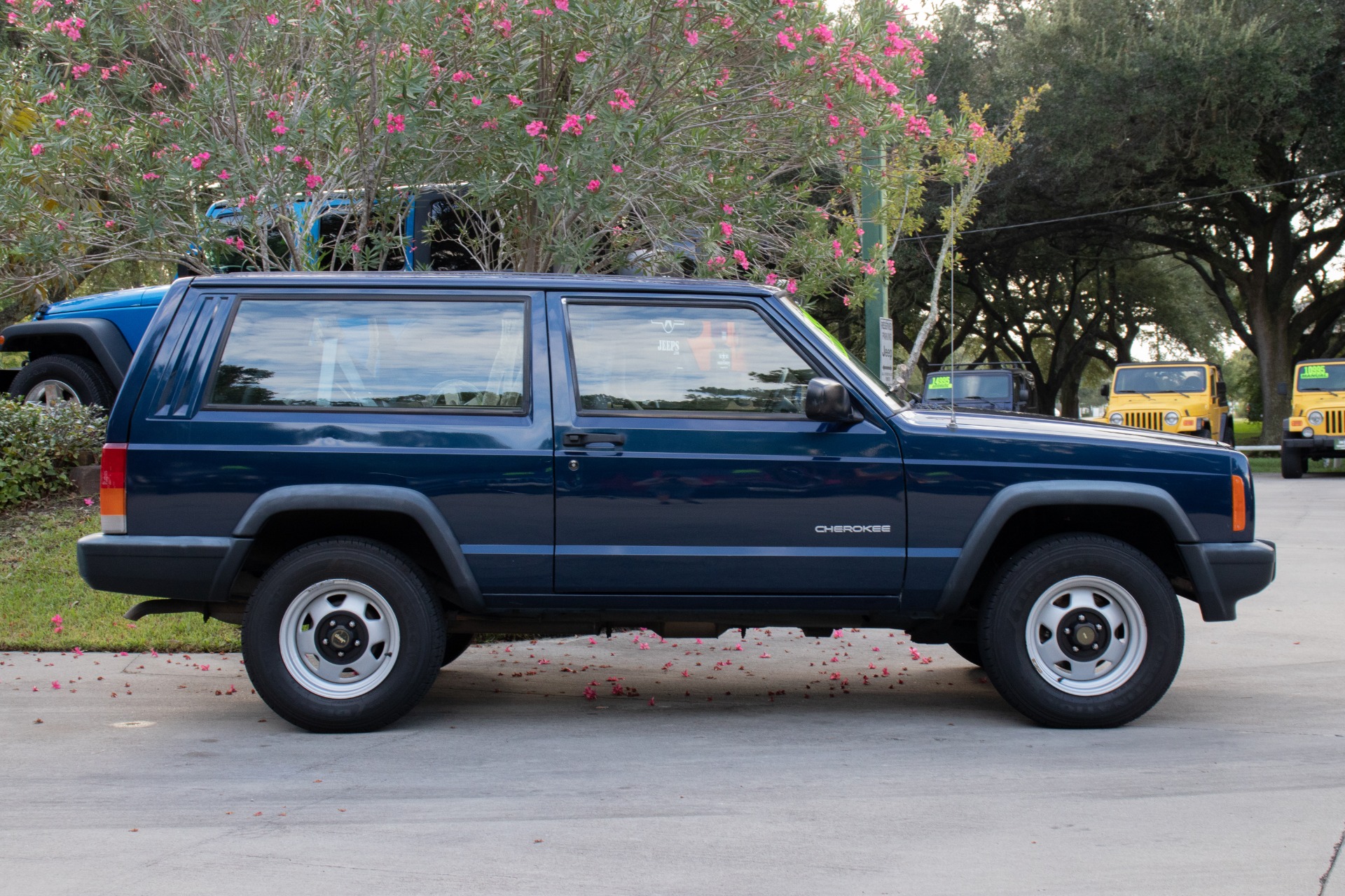 Used-2000-Jeep-Cherokee-2dr-SE