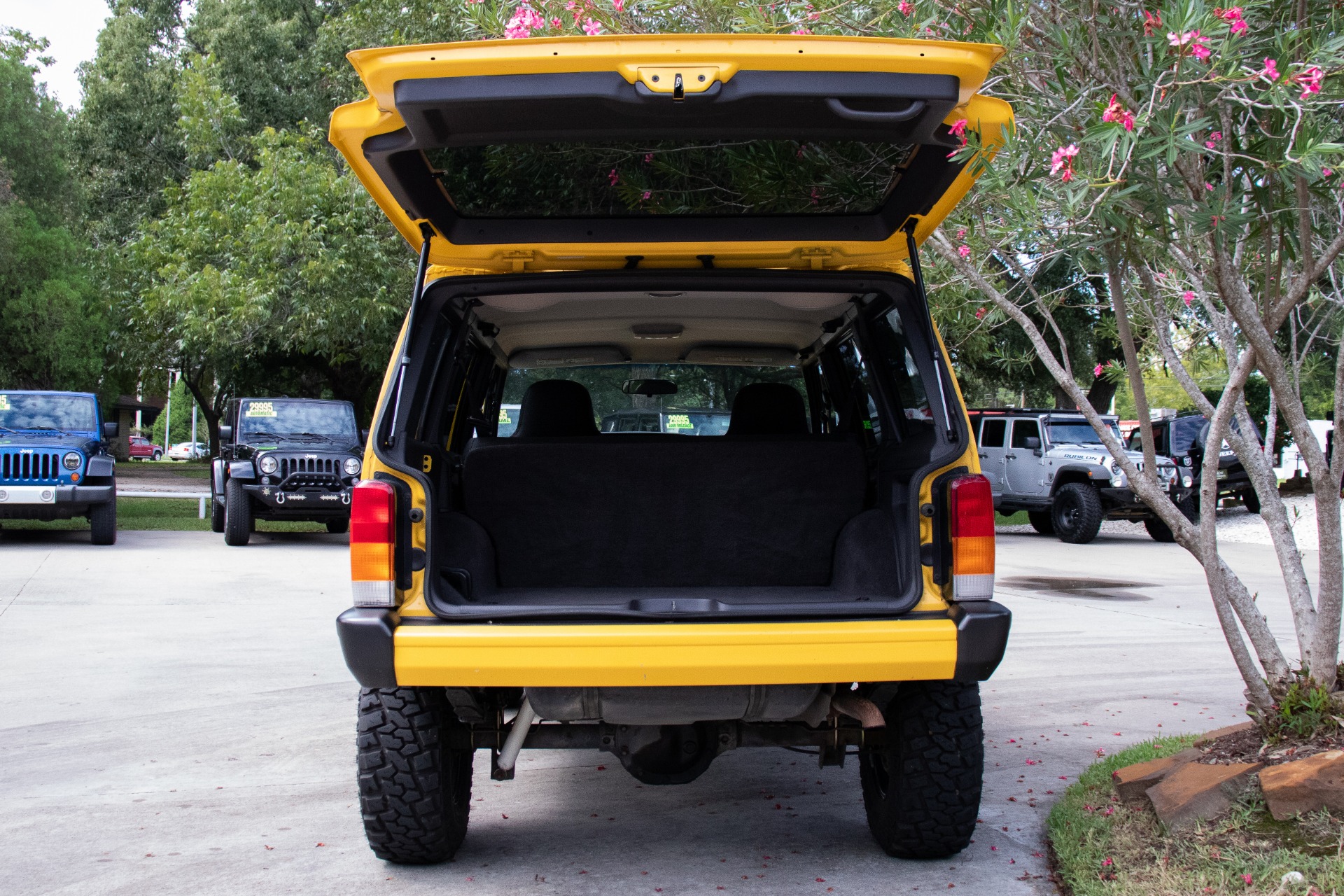 Used-2001-Jeep-Cherokee-4dr-Sport