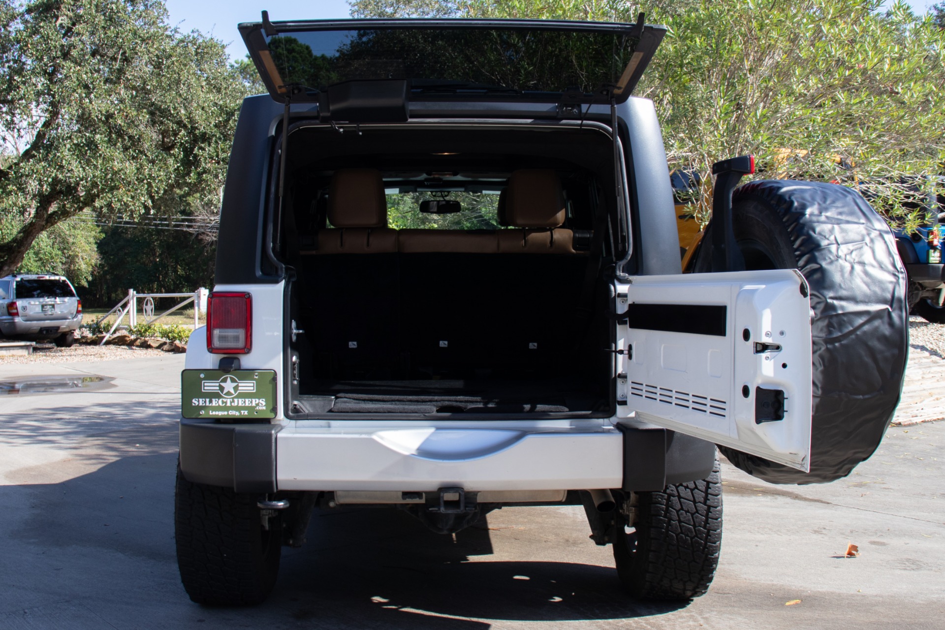 Used-2015-Jeep-Wrangler-Unlimited-Sahara