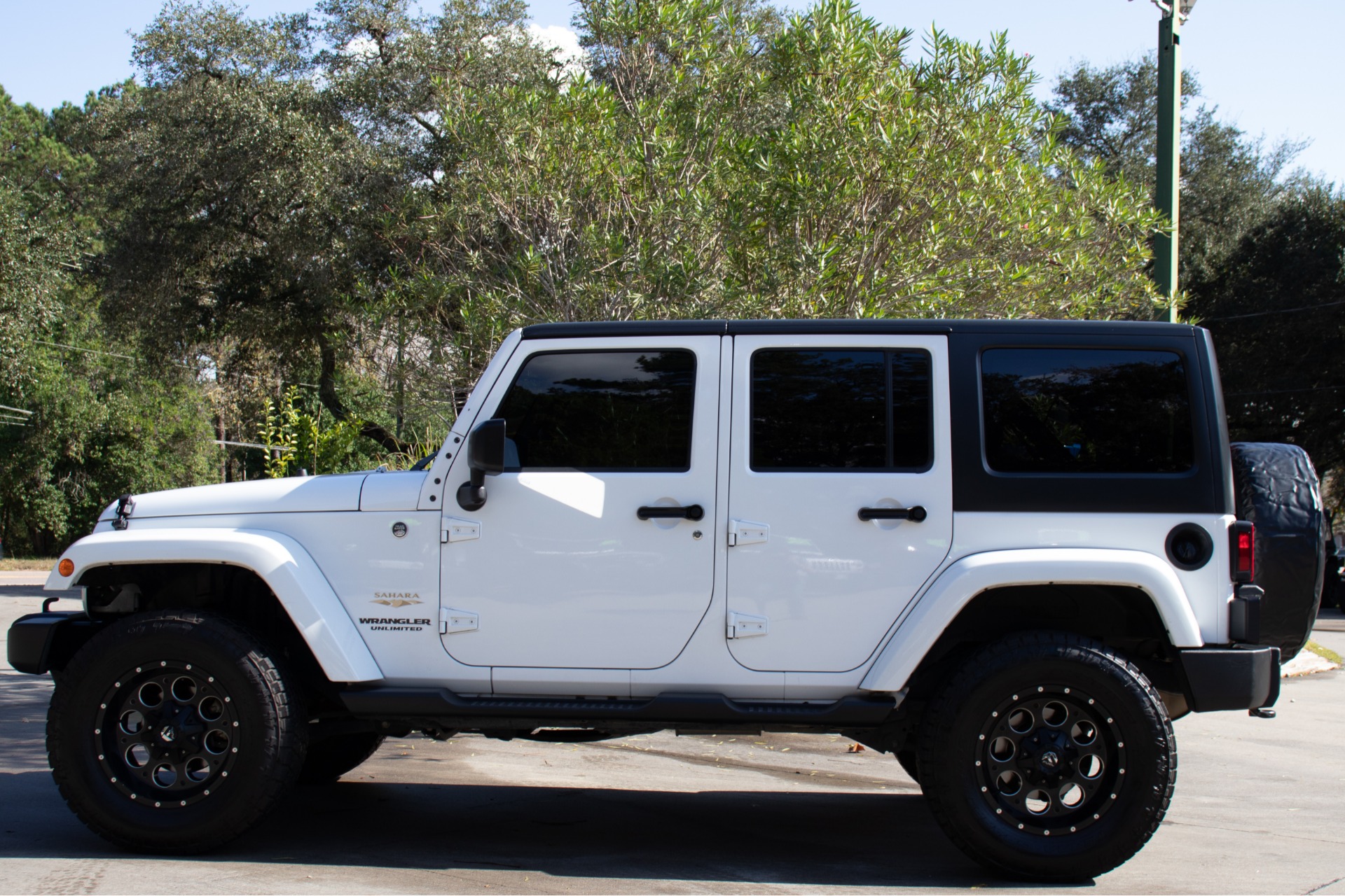 Used-2015-Jeep-Wrangler-Unlimited-Sahara