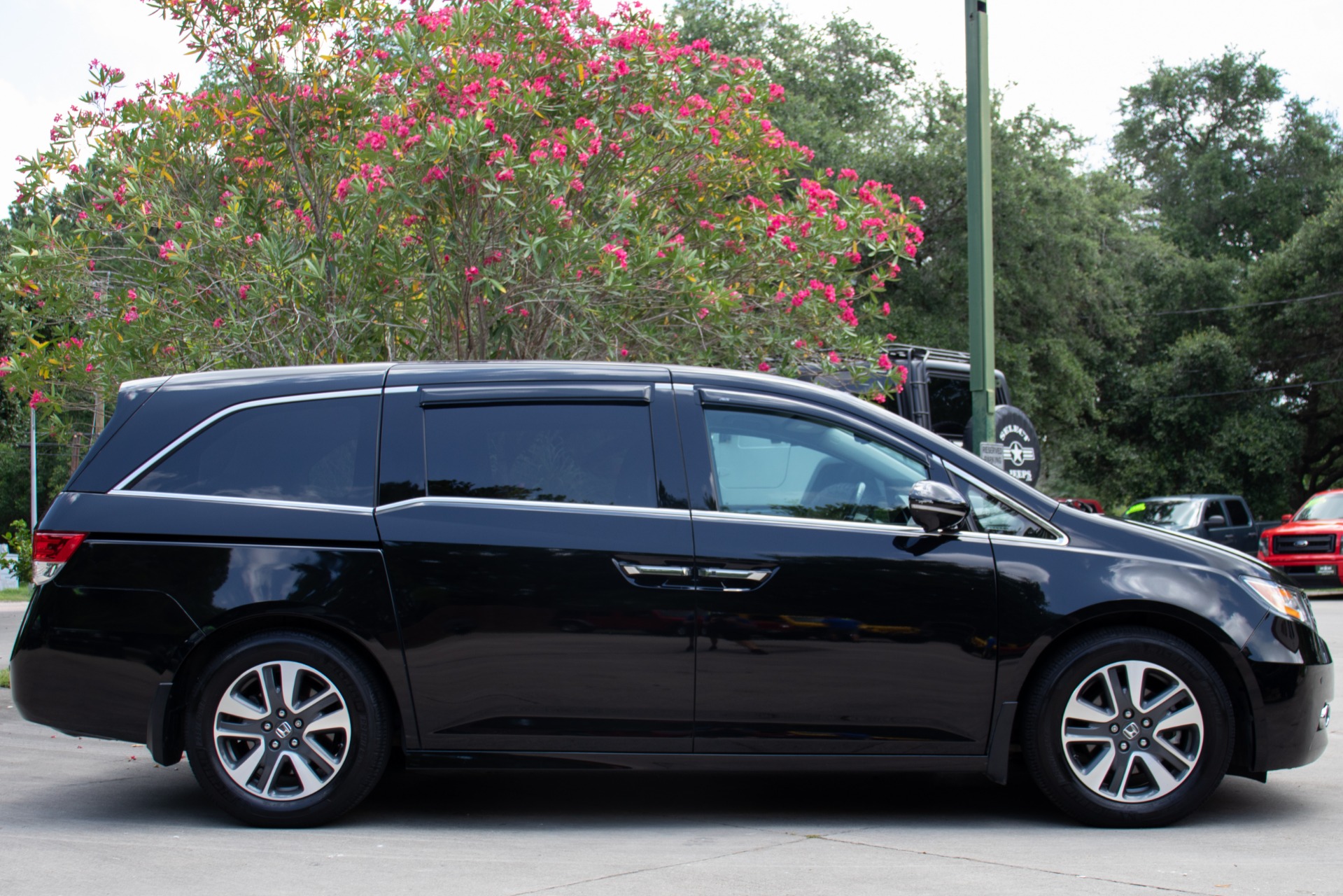 Used-2014-Honda-Odyssey-Touring