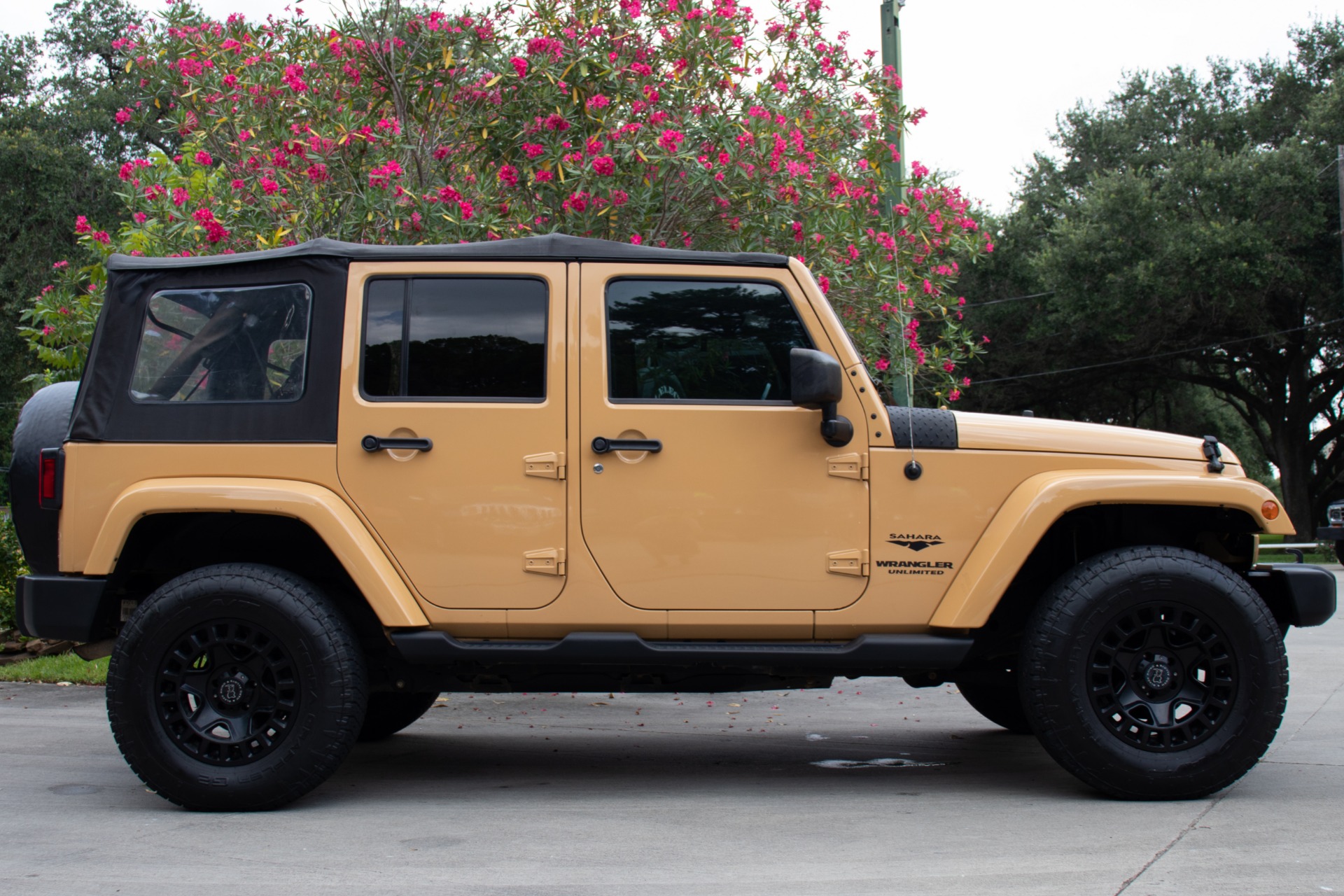 Used-2013-Jeep-Wrangler-Unlimited-Sahara