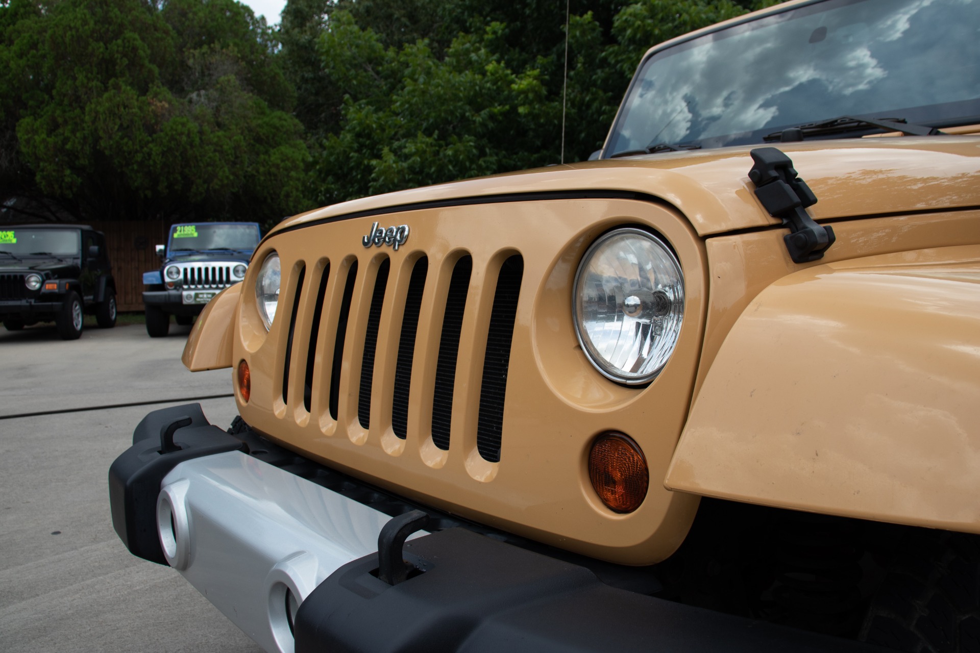 Used-2013-Jeep-Wrangler-Unlimited-Sahara