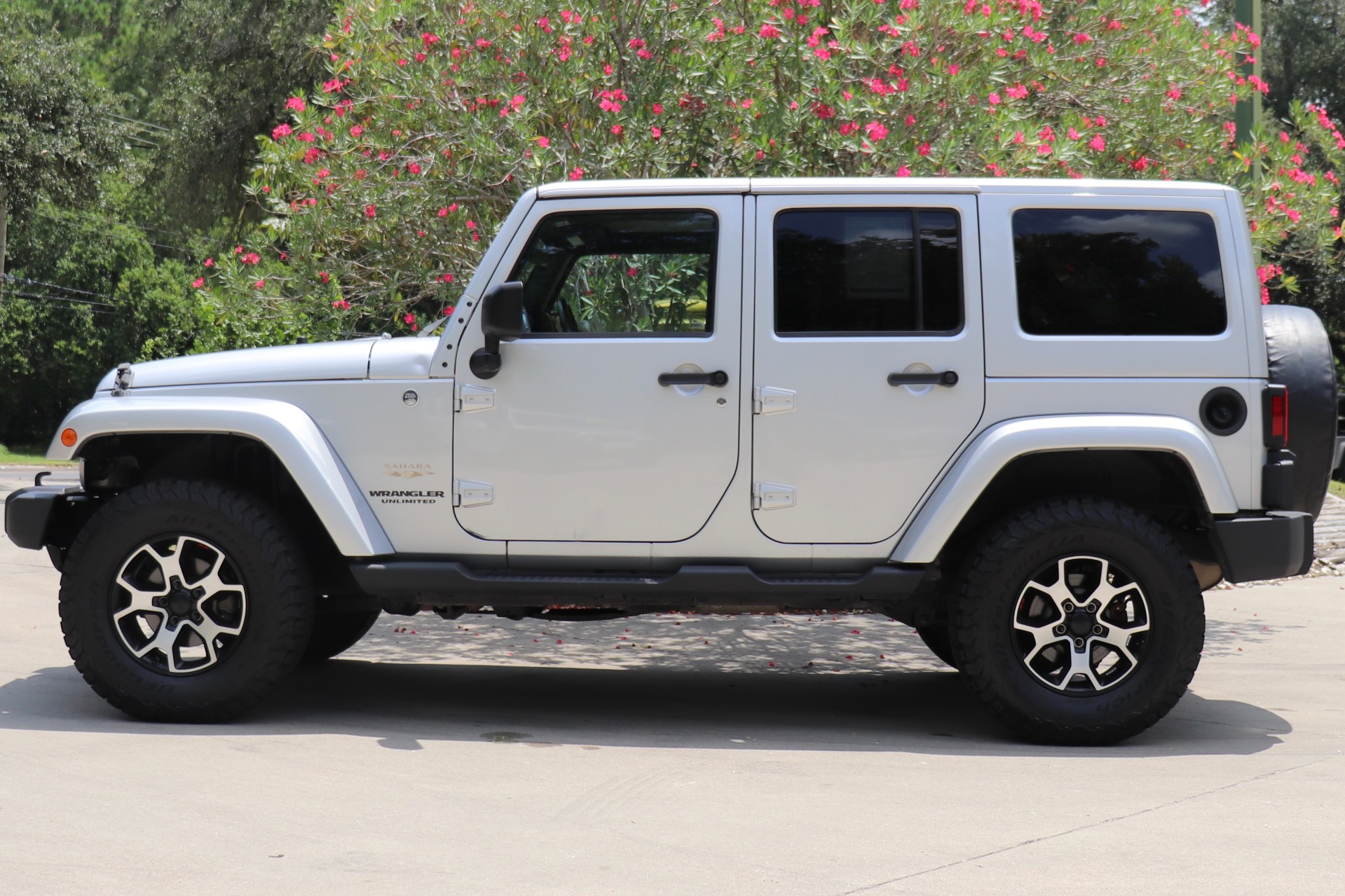 Used-2012-Jeep-Wrangler-Unlimited-Sahara