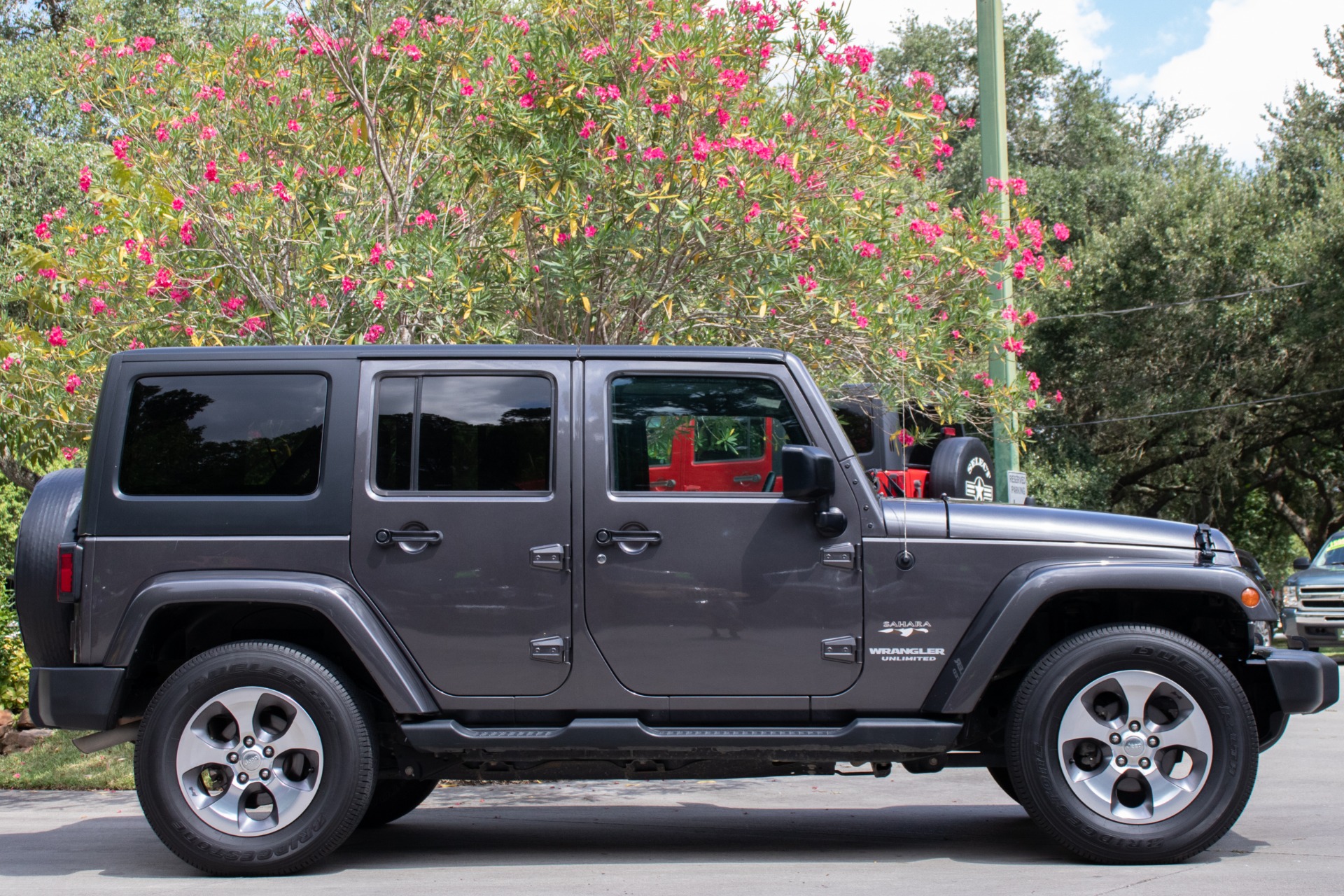 Used-2016-Jeep-Wrangler-Unlimited-Sahara