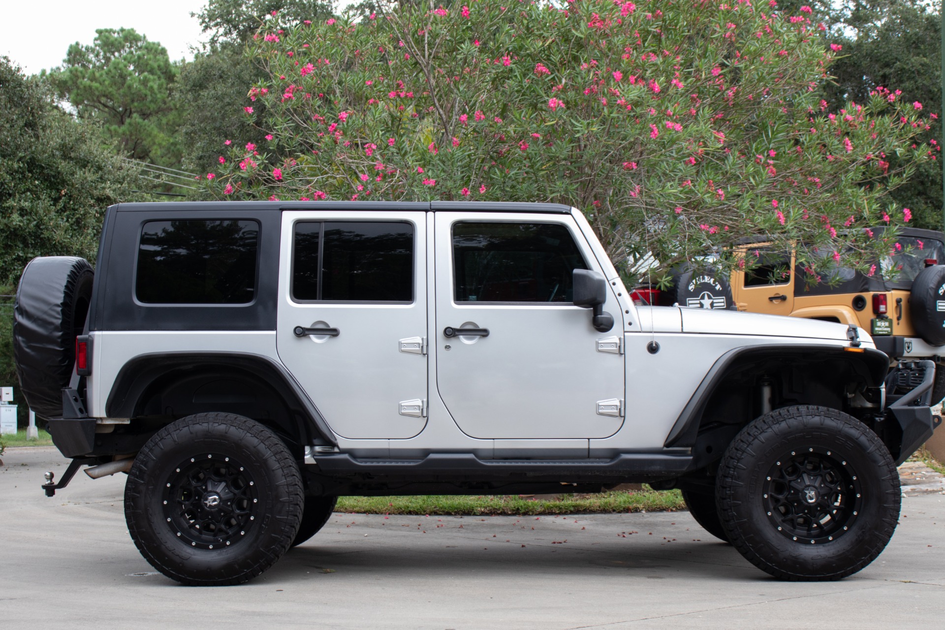 Used-2009-Jeep-Wrangler-Unlimited-Sahara