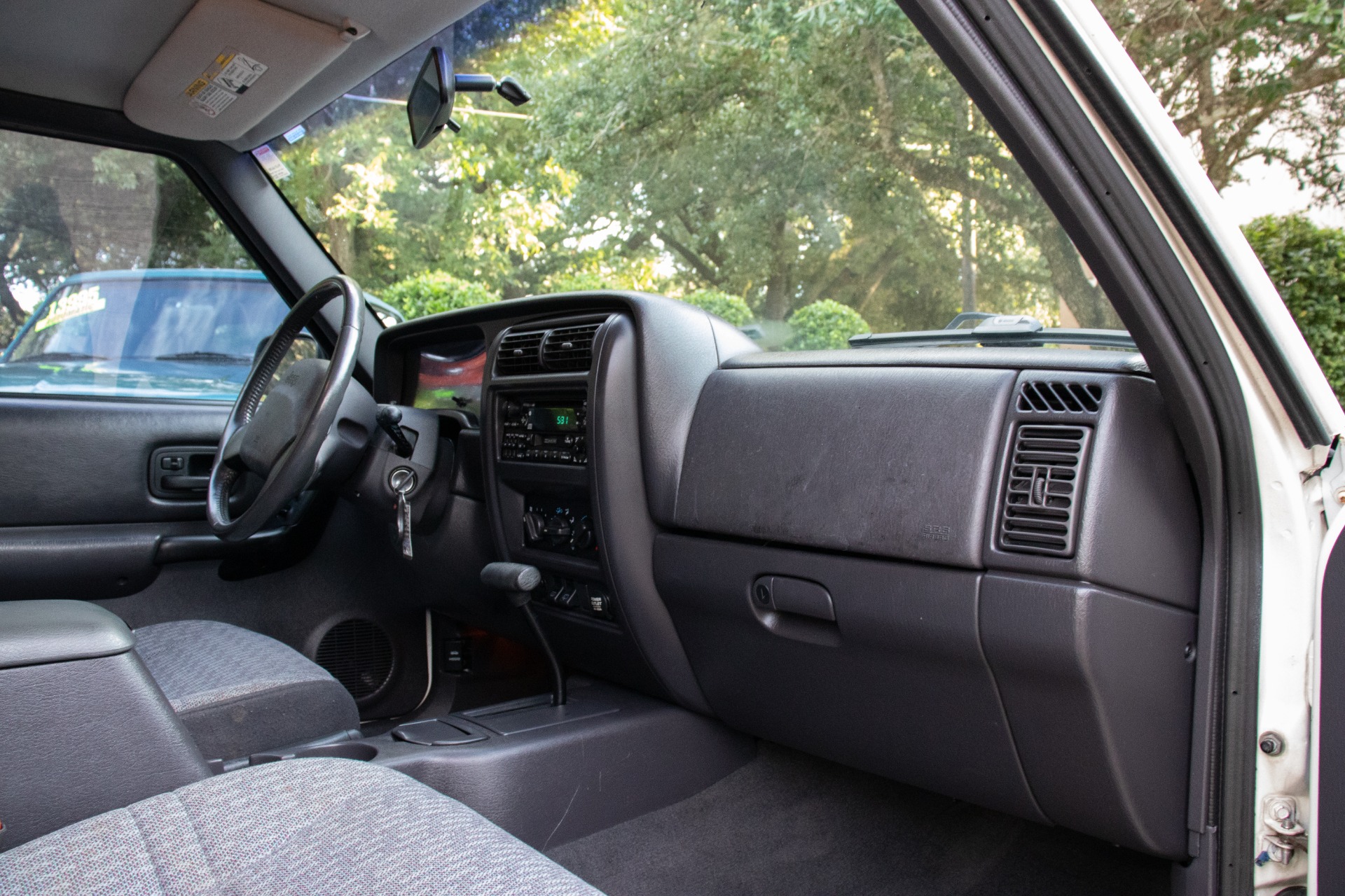 Used-2000-Jeep-Cherokee-Sport