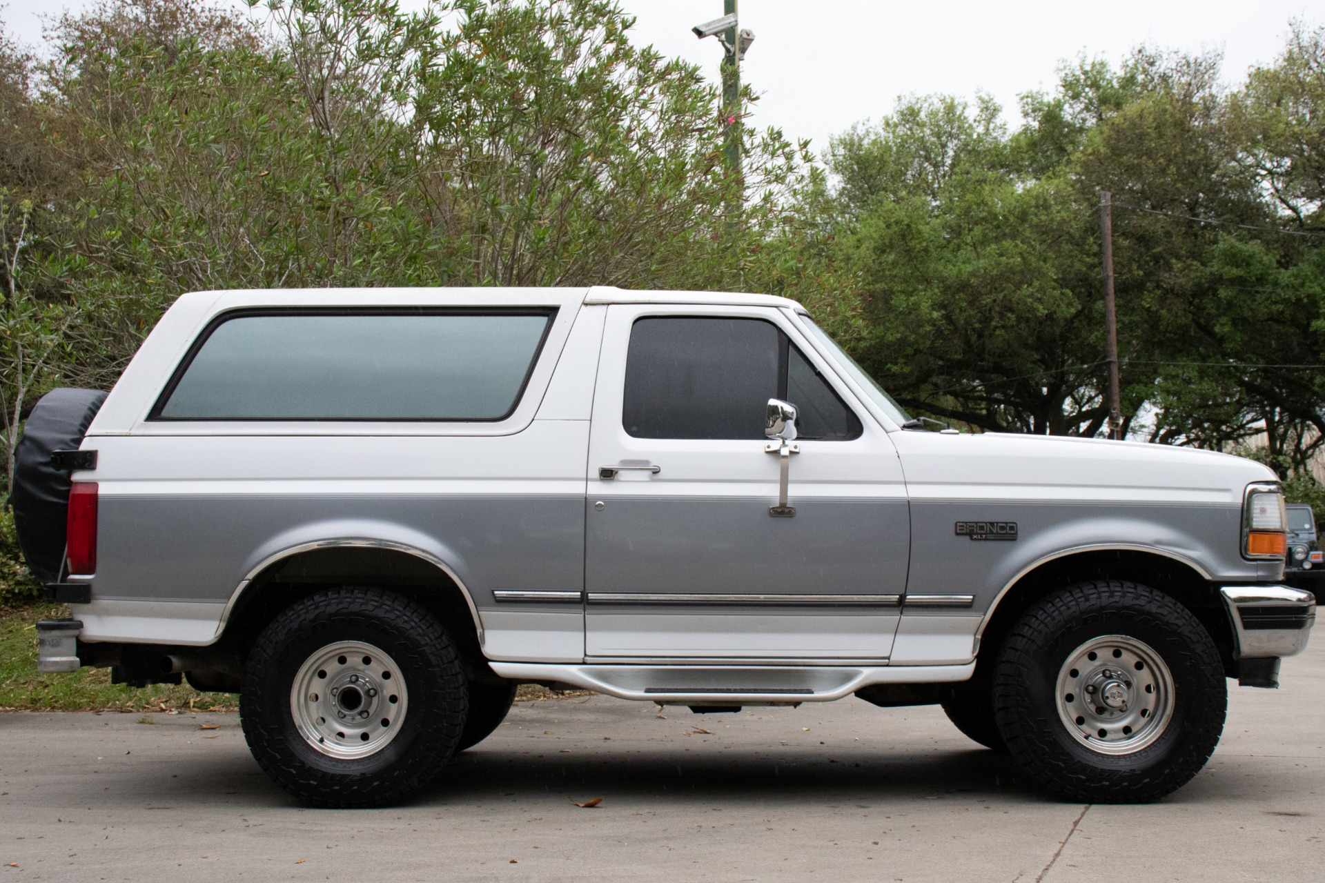 Used-1995-Ford-Bronco-XLT