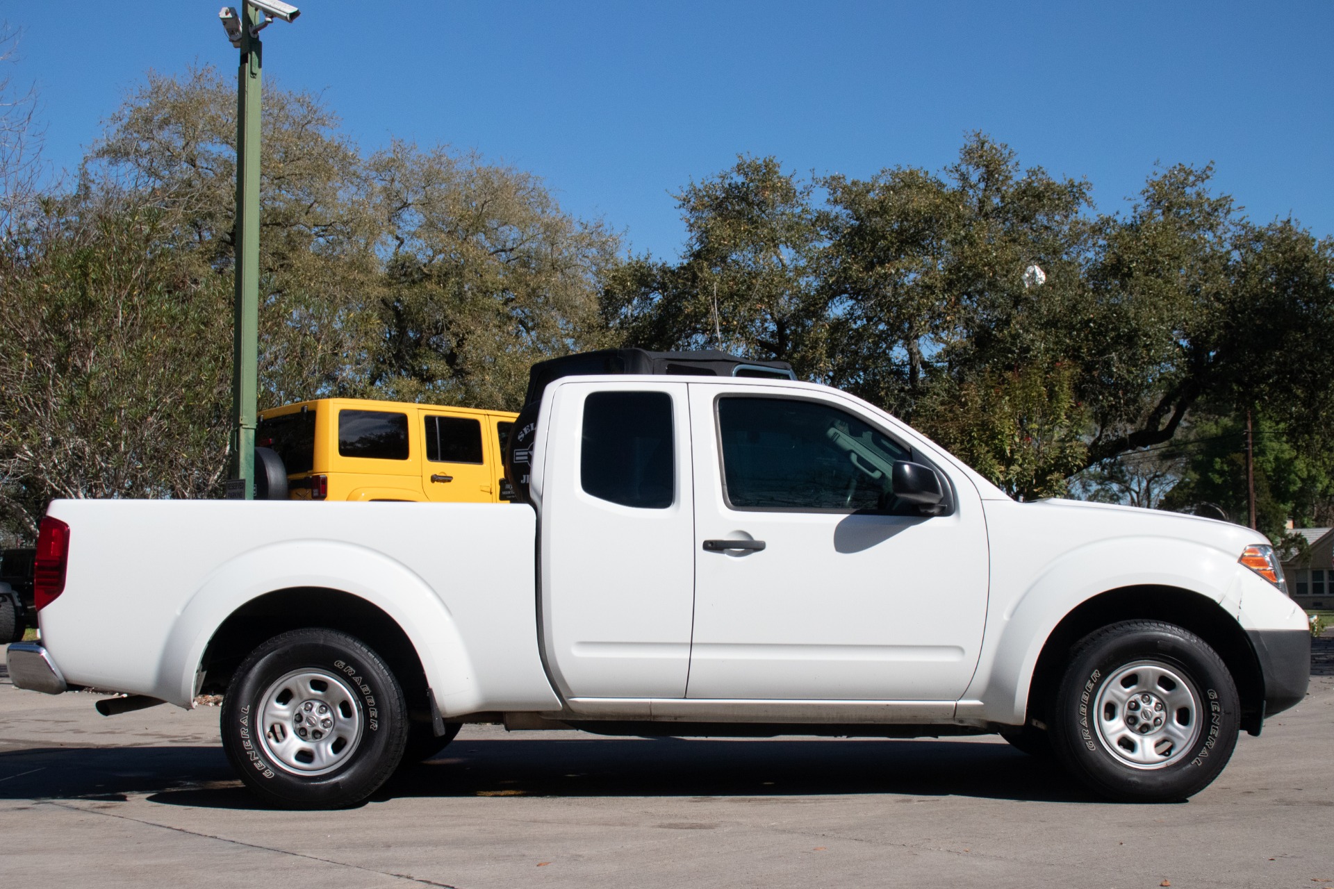 Used-2016-Nissan-Frontier-S