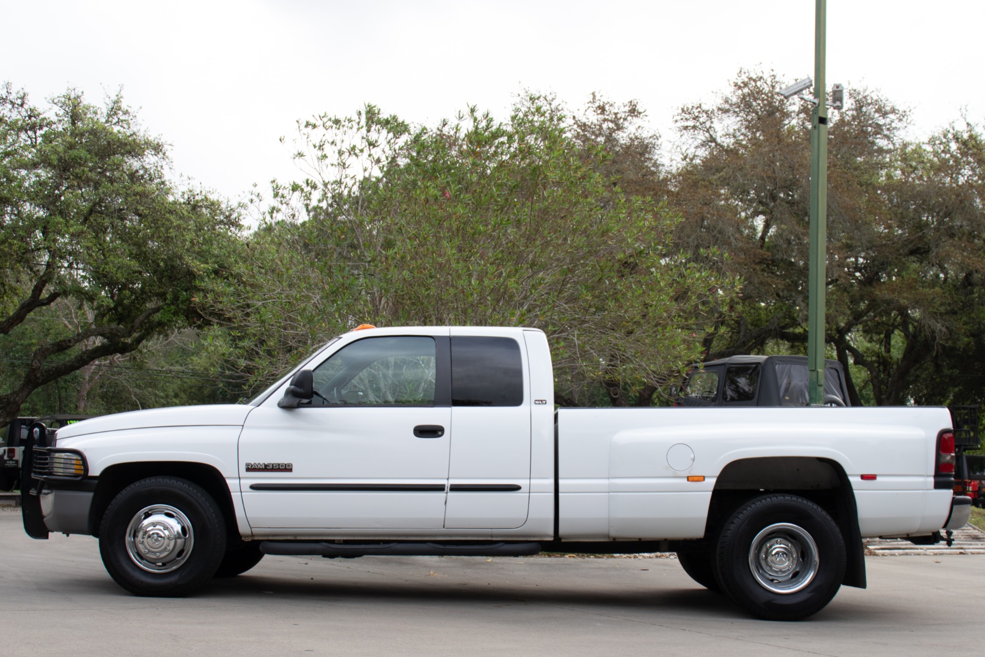 Used-2001-Dodge-Ram-Pickup-3500-DRW-SLT