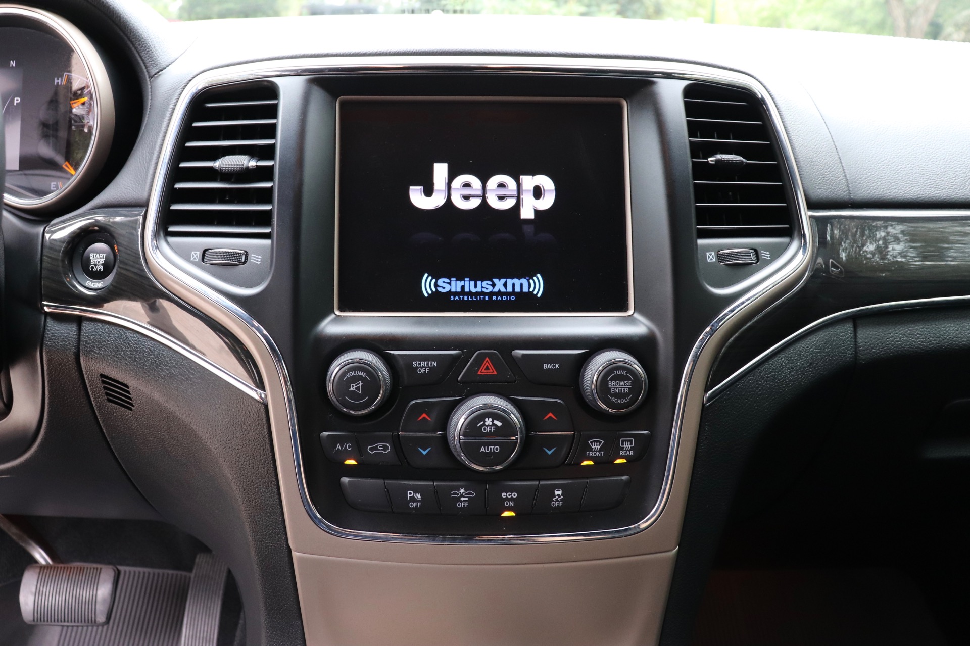 Used-2014-Jeep-Grand-Cherokee-Overland