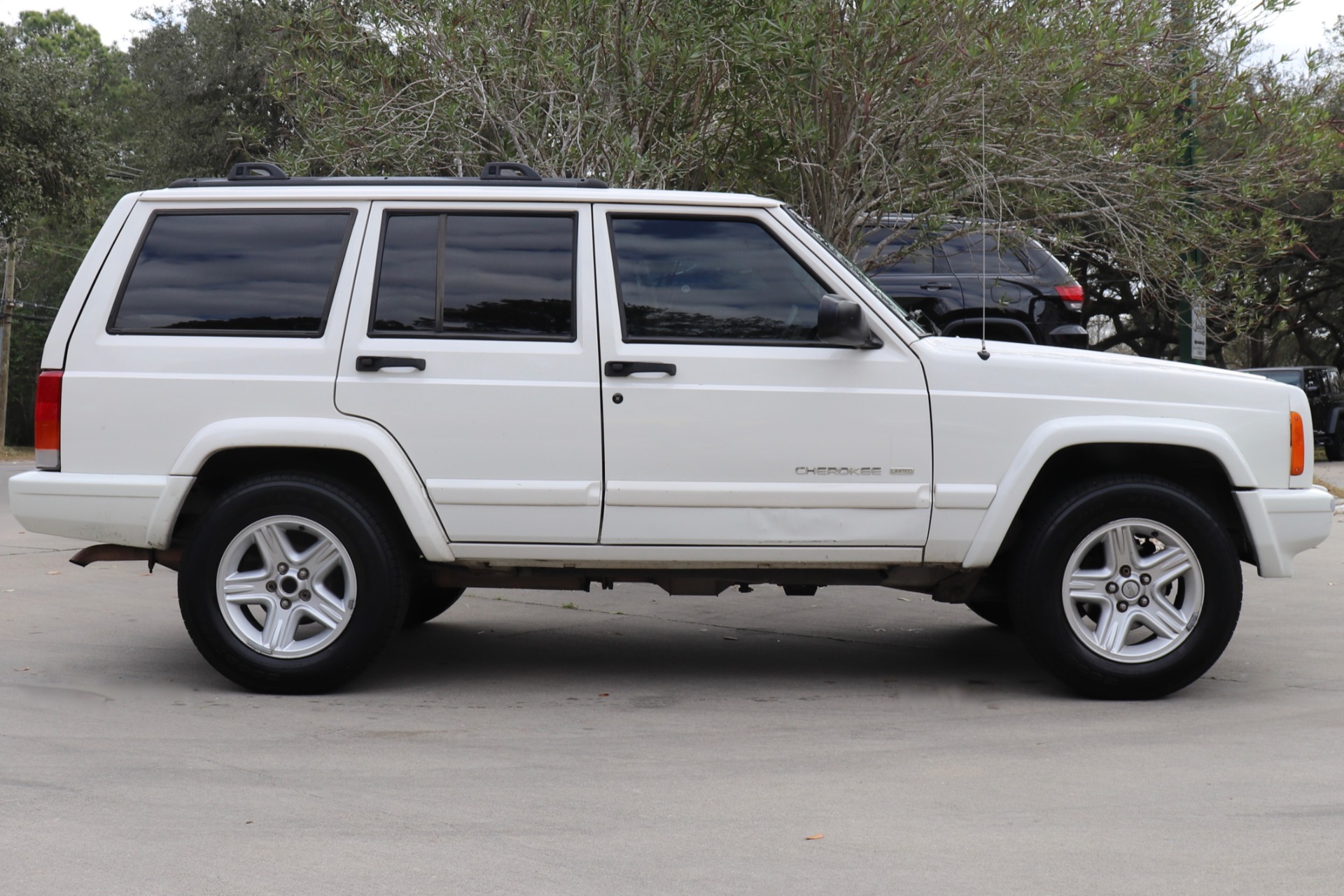 Used-2001-Jeep-Cherokee-Classic