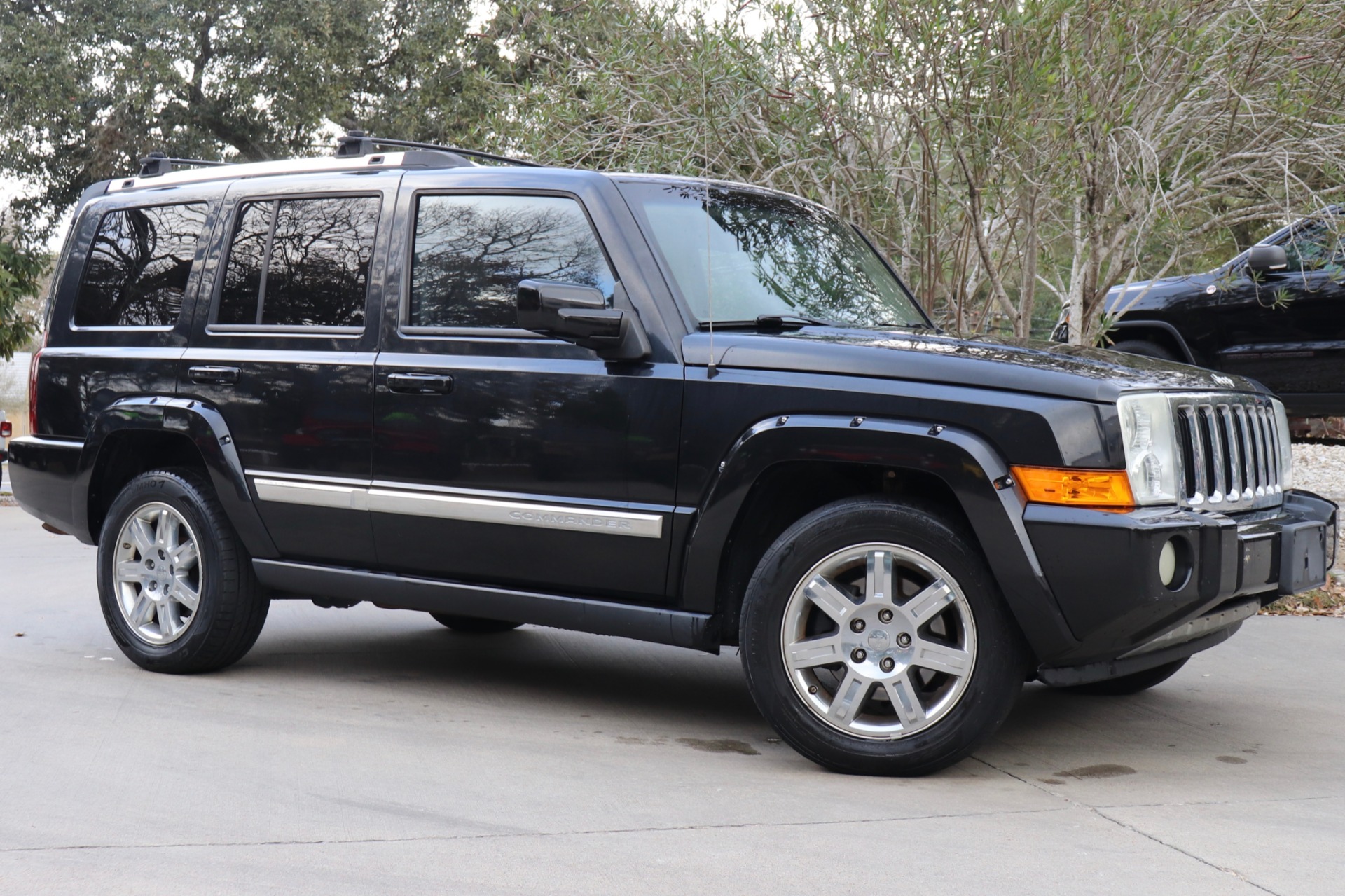 Used-2010-Jeep-Commander-Limited