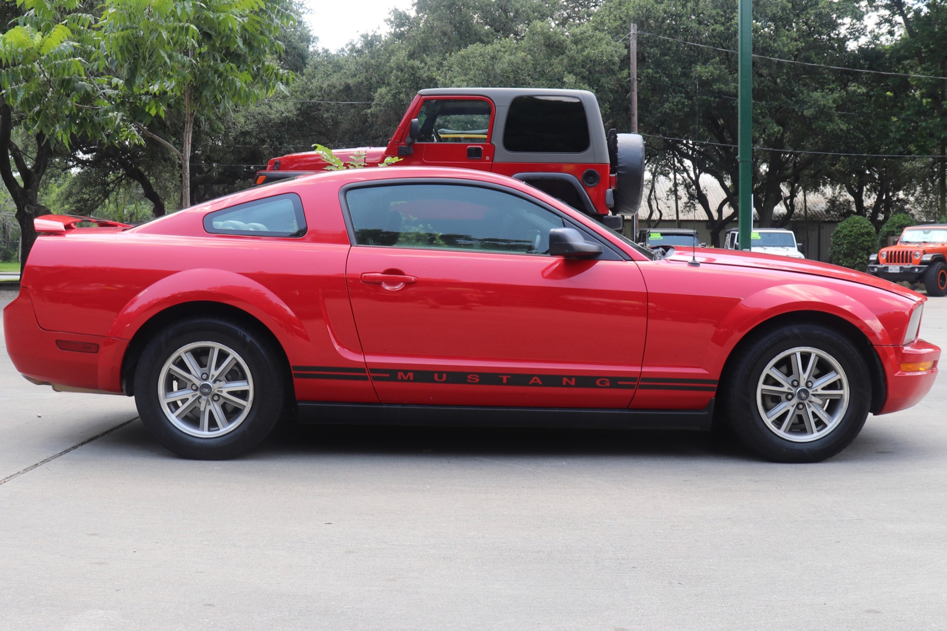 Used-2005-Ford-Mustang-V6-Premium