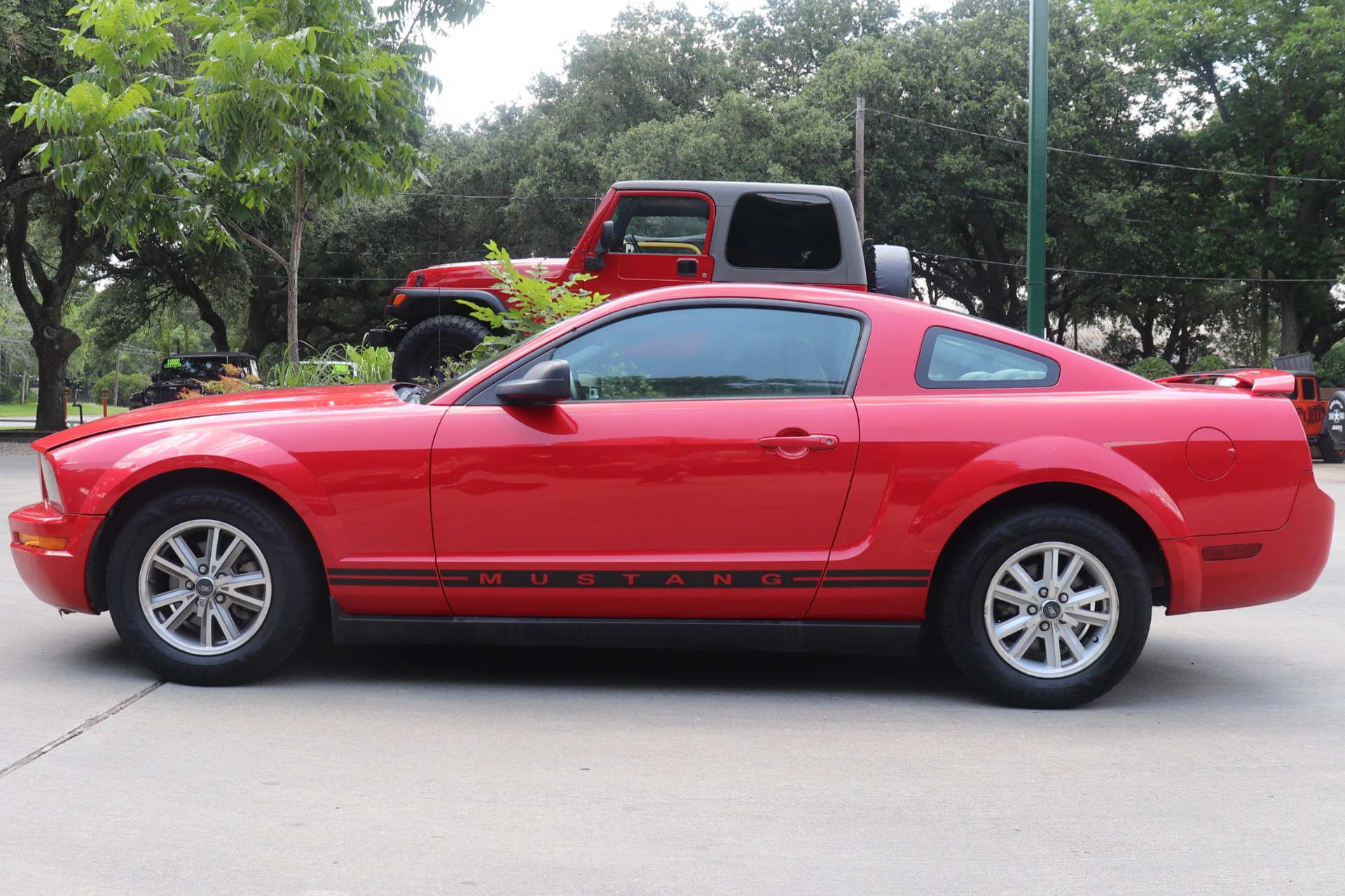 Used-2005-Ford-Mustang-V6-Premium