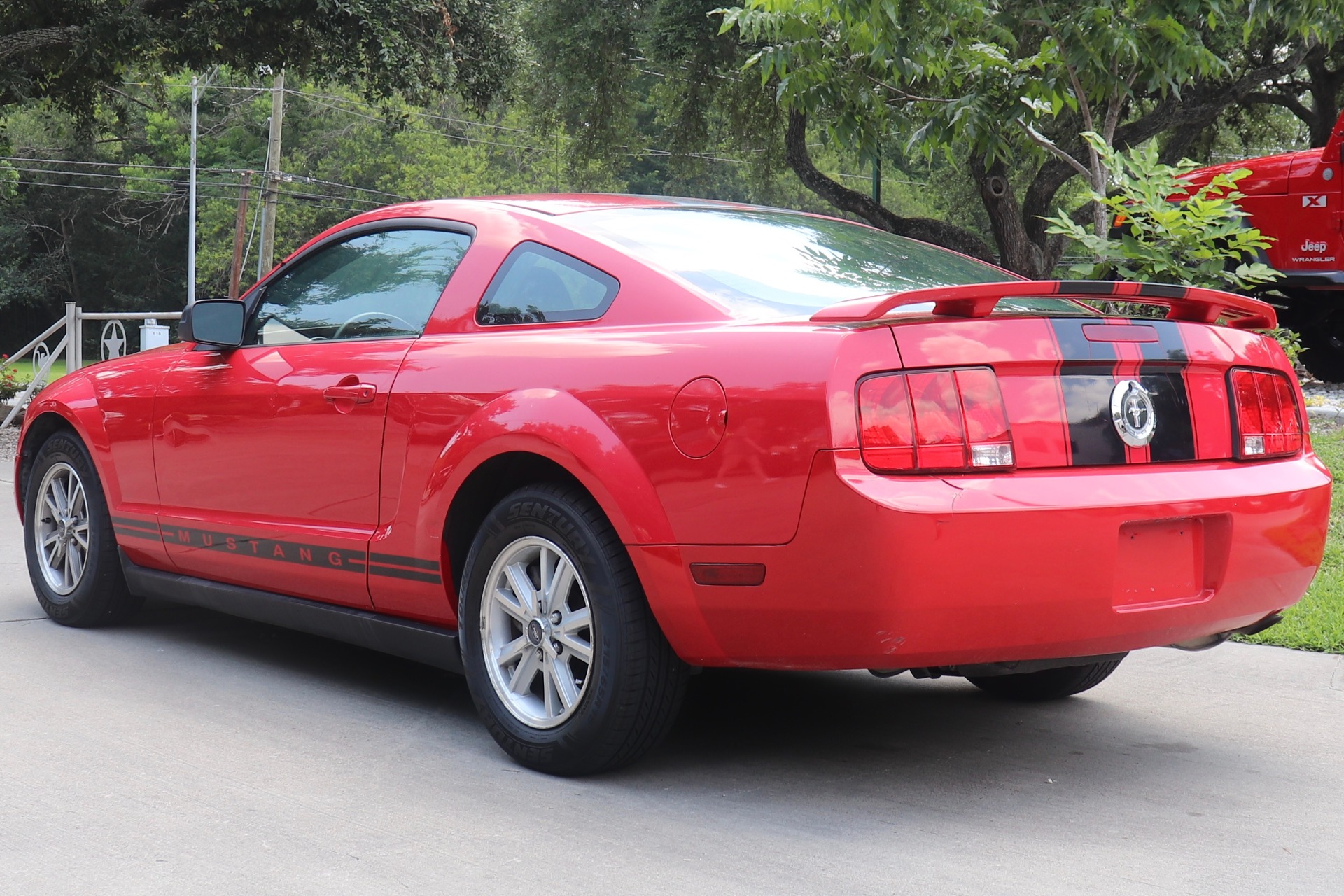 Used-2005-Ford-Mustang-V6-Premium