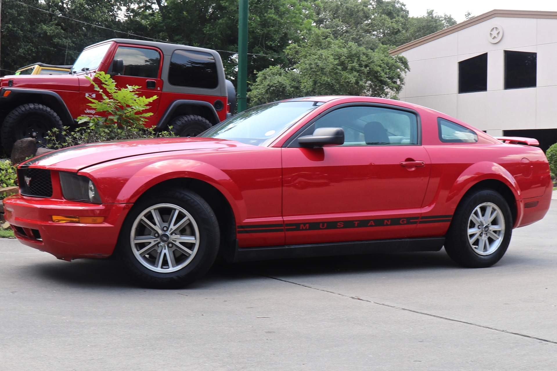 Used-2005-Ford-Mustang-V6-Premium