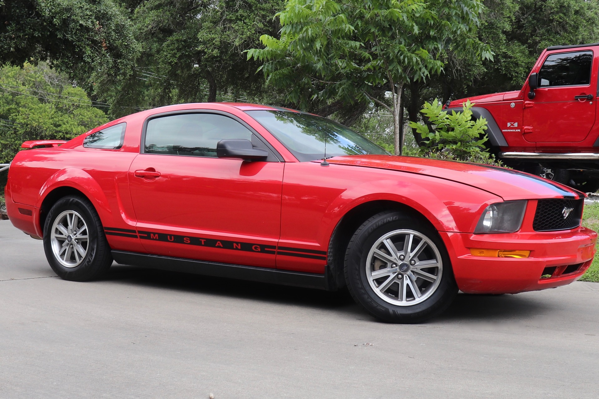 Used-2005-Ford-Mustang-V6-Premium