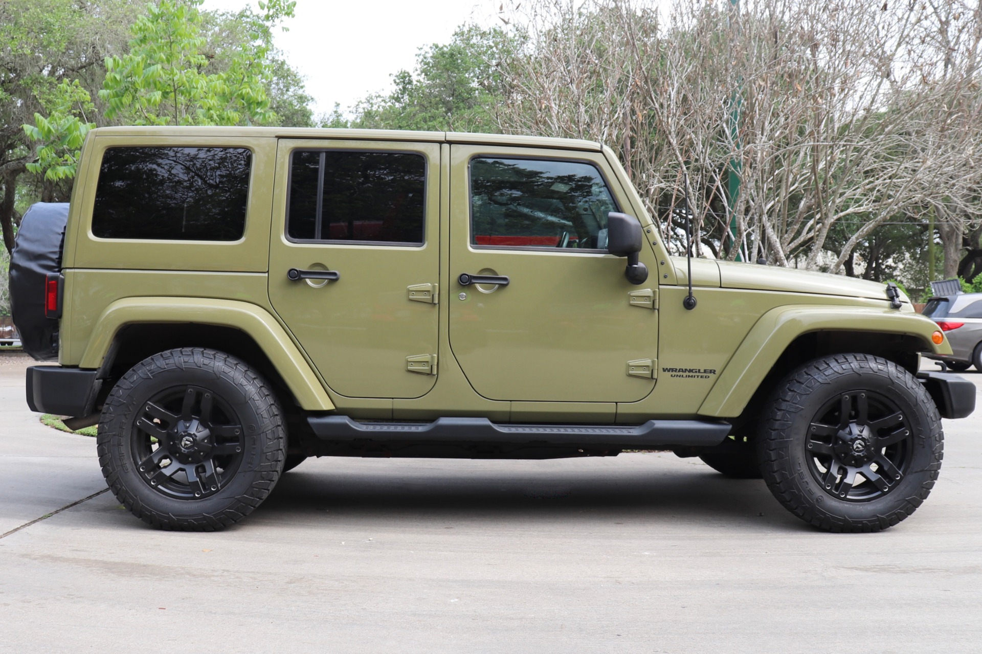 Used-2013-Jeep-Wrangler-Unlimited-Sahara