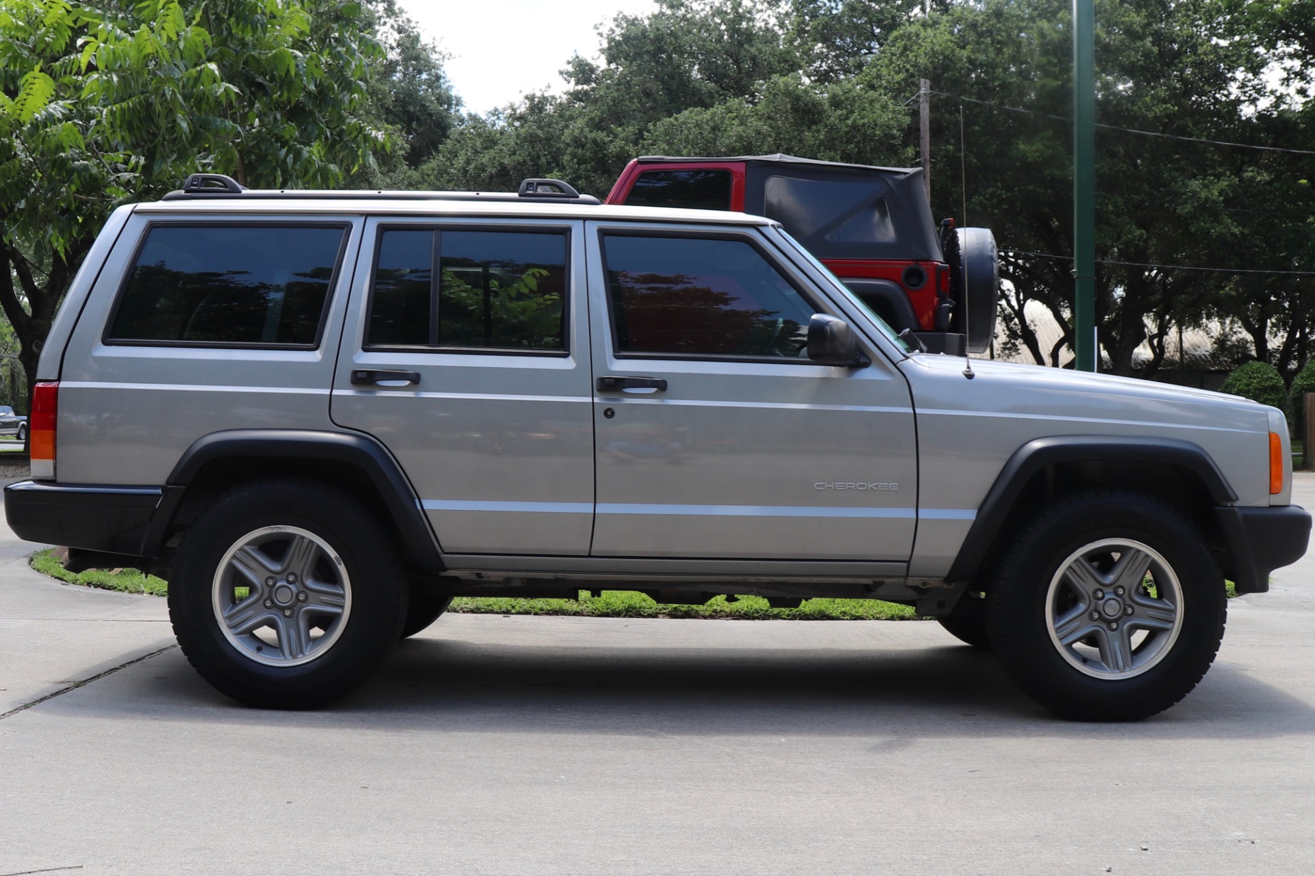 Used-2001-Jeep-Cherokee-SE