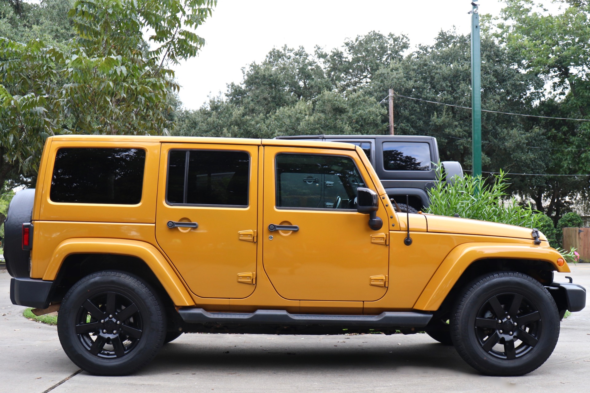 Used-2014-Jeep-Wrangler-Unlimited-Altitude-Edition