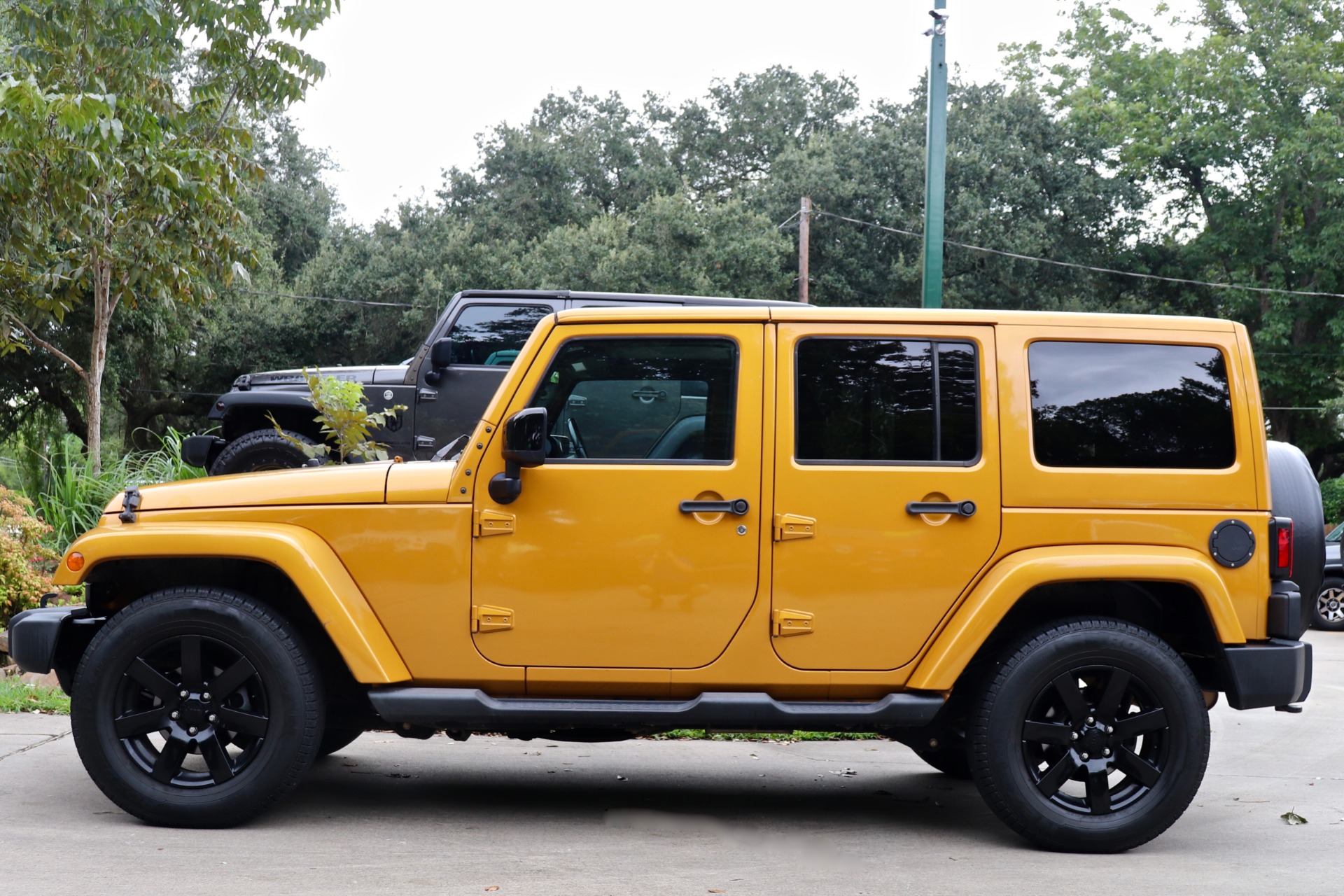 Used-2014-Jeep-Wrangler-Unlimited-Altitude-Edition