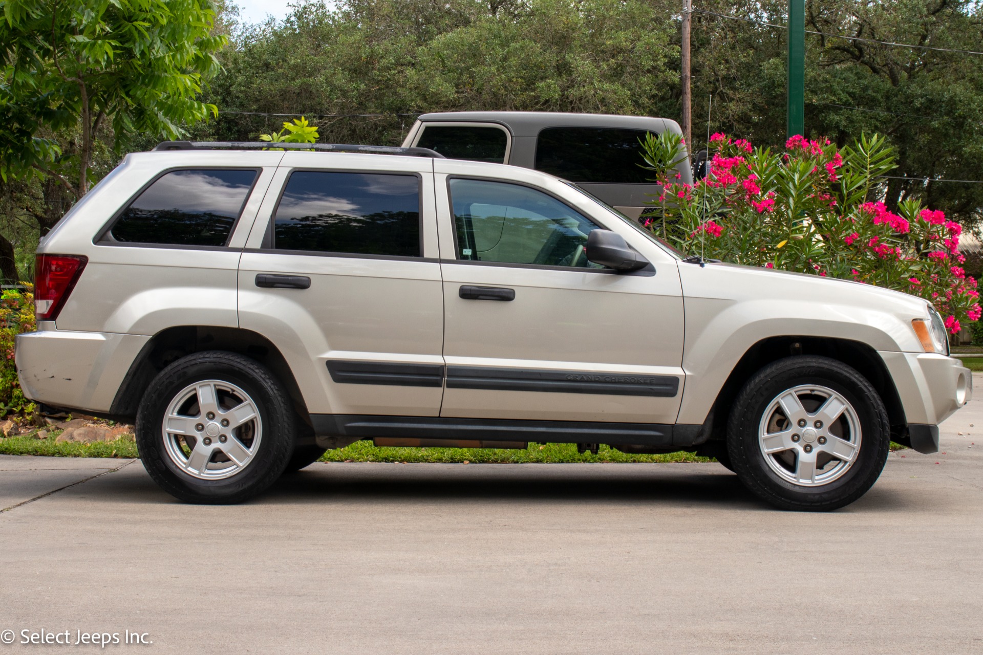 Used-2006-Jeep-Grand-Cherokee-Laredo
