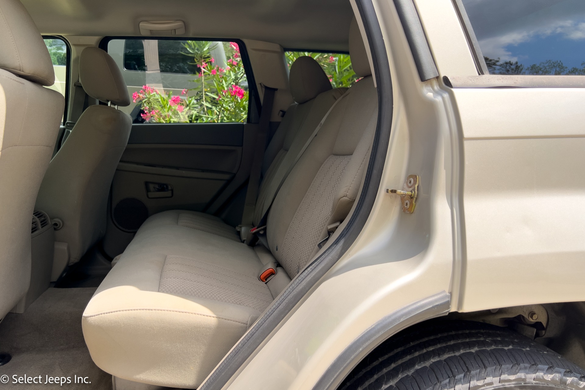 Used-2006-Jeep-Grand-Cherokee-Laredo