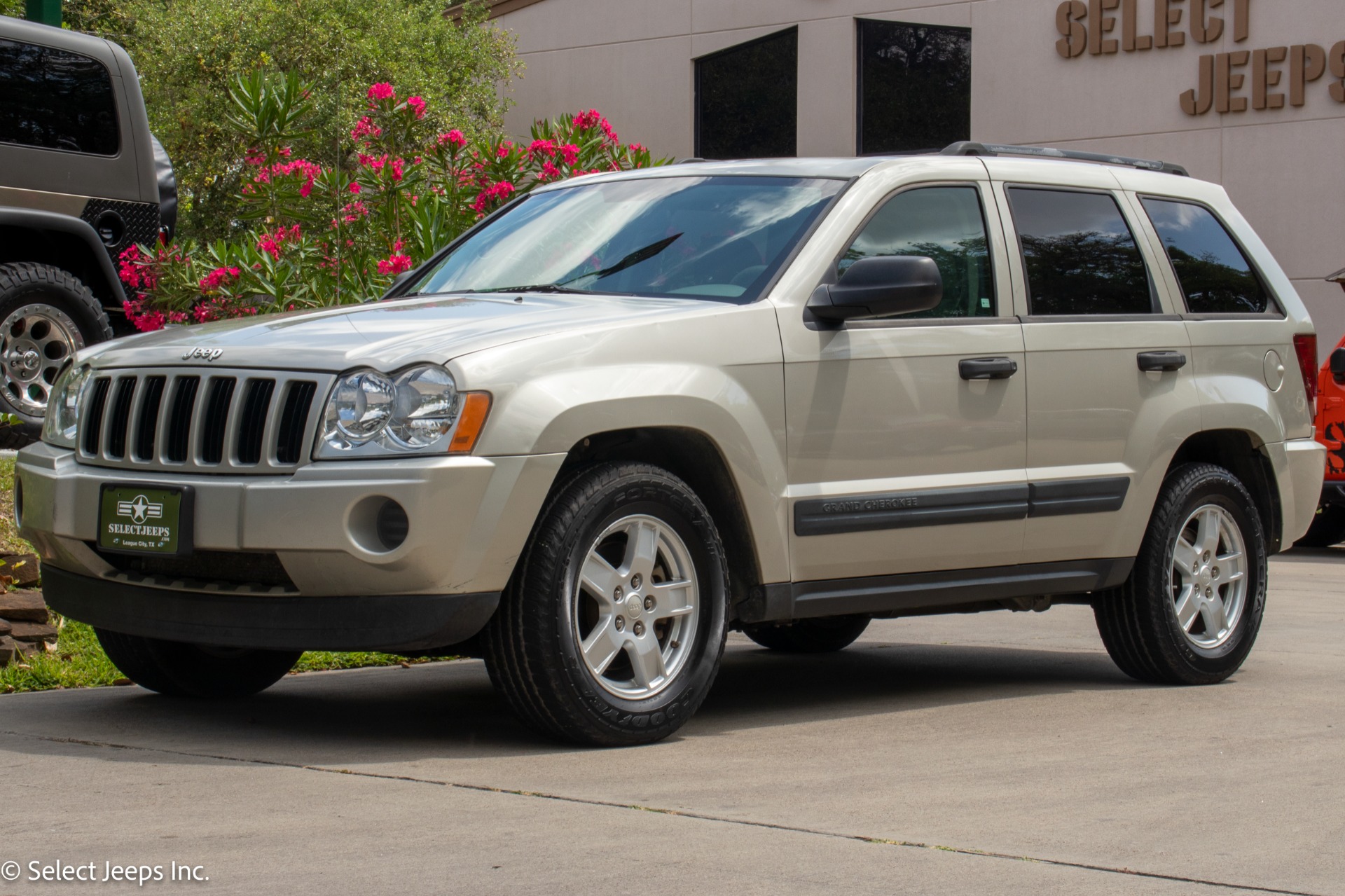 Used-2006-Jeep-Grand-Cherokee-Laredo