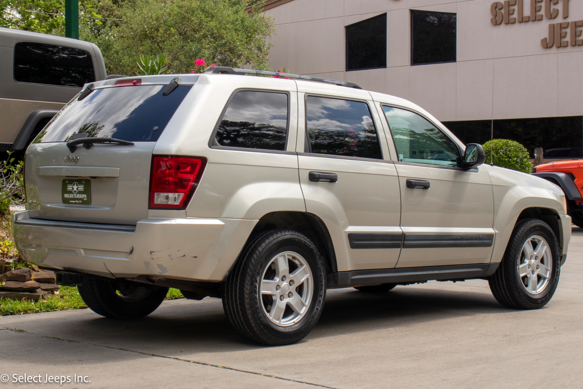 Used-2006-Jeep-Grand-Cherokee-Laredo