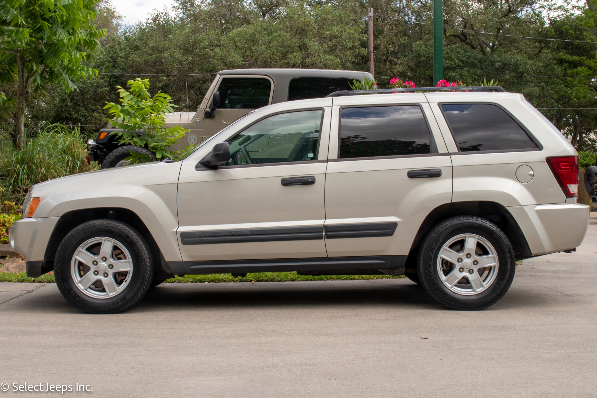 Used-2006-Jeep-Grand-Cherokee-Laredo