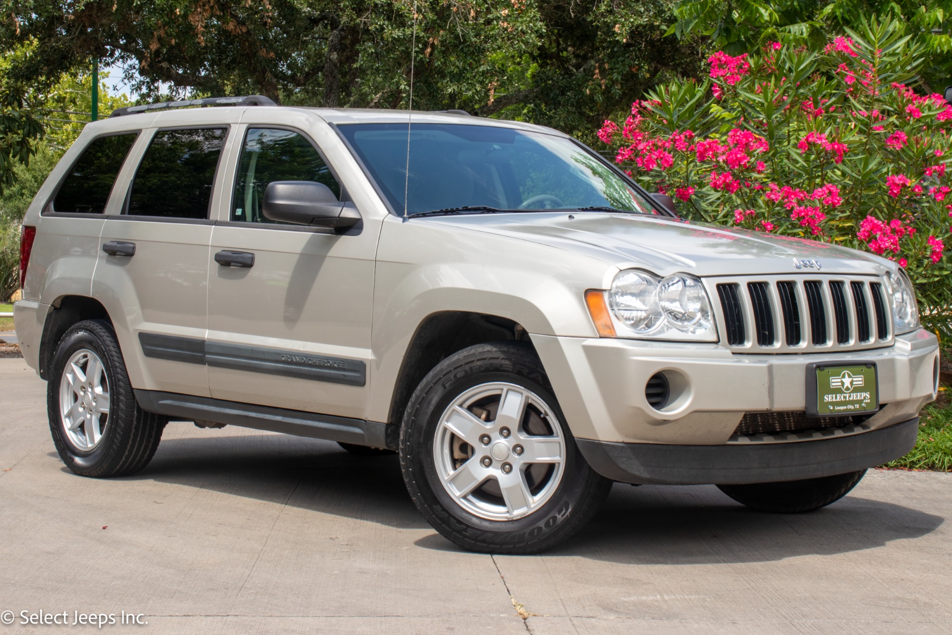 Used-2006-Jeep-Grand-Cherokee-Laredo