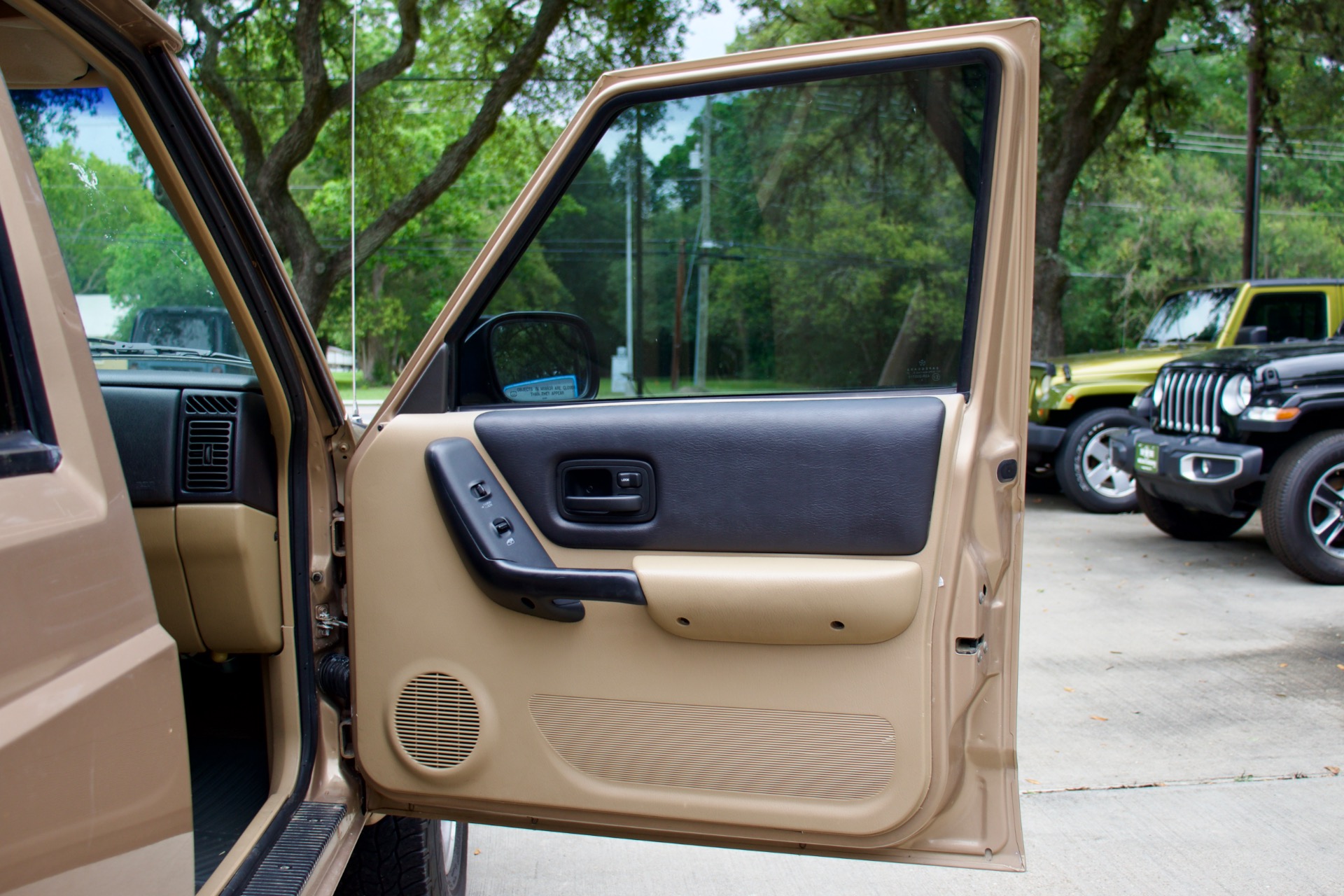 Used-1999-Jeep-Cherokee-Classic