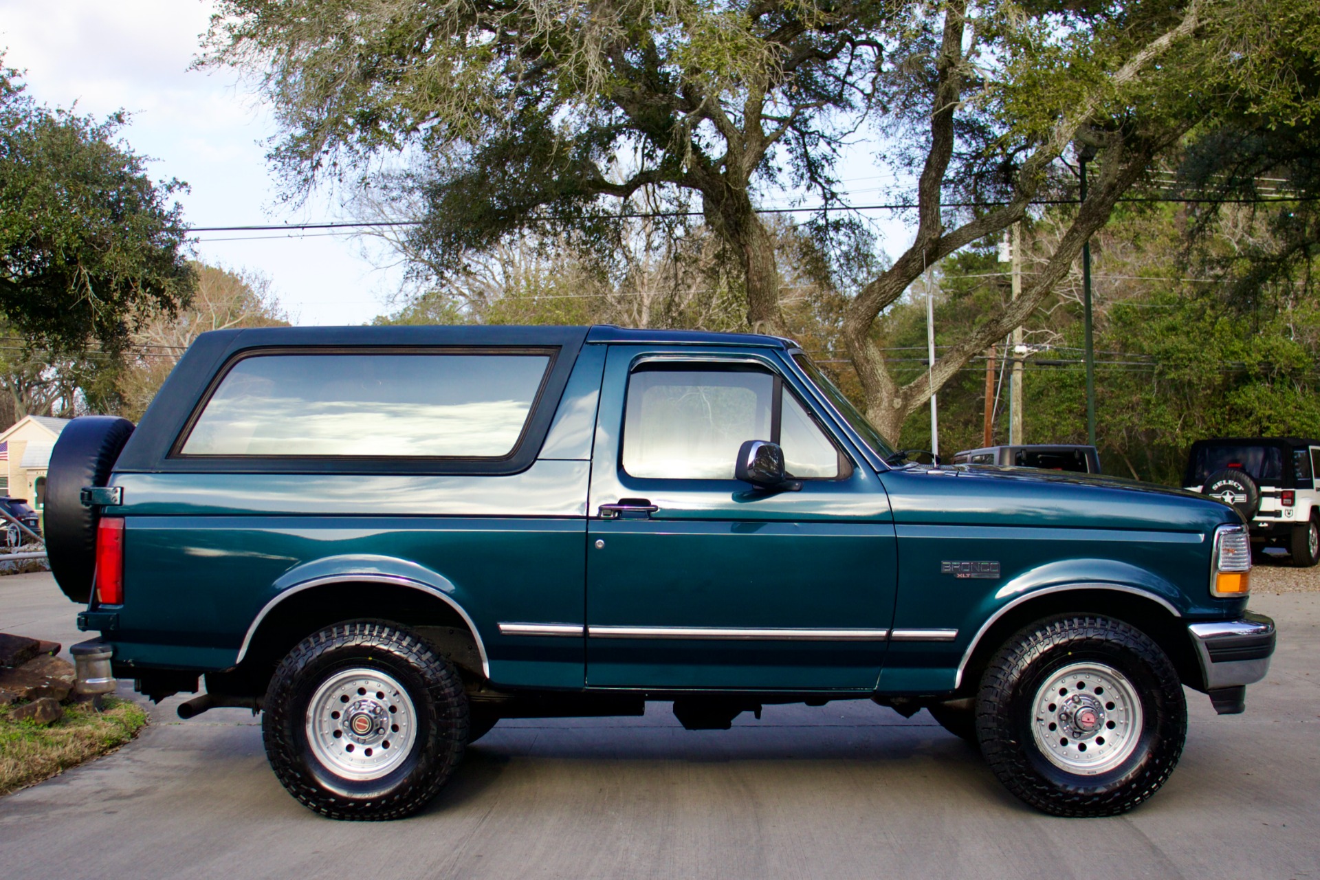 Used-1994-Ford-Bronco-XLT