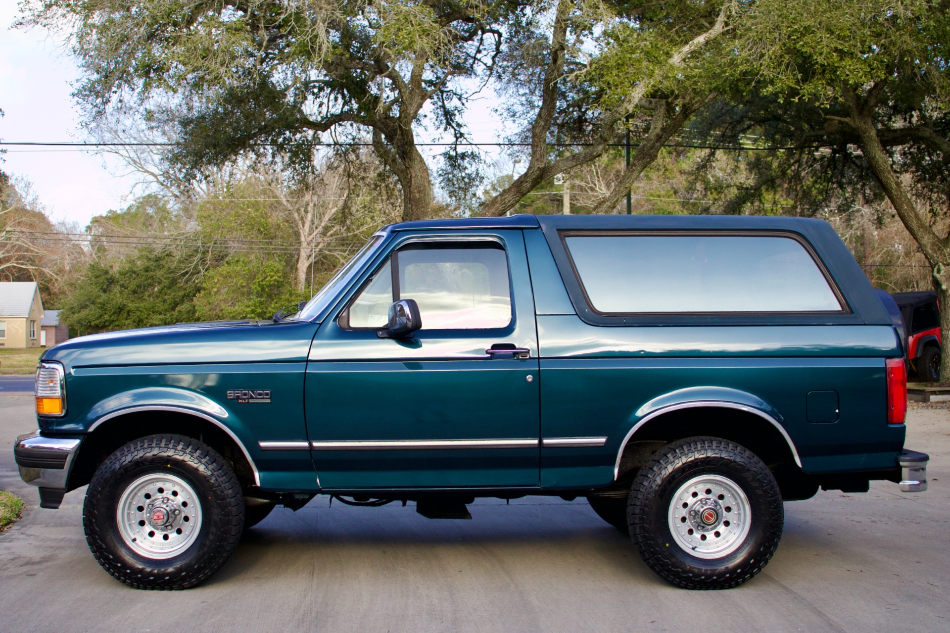 Used-1994-Ford-Bronco-XLT