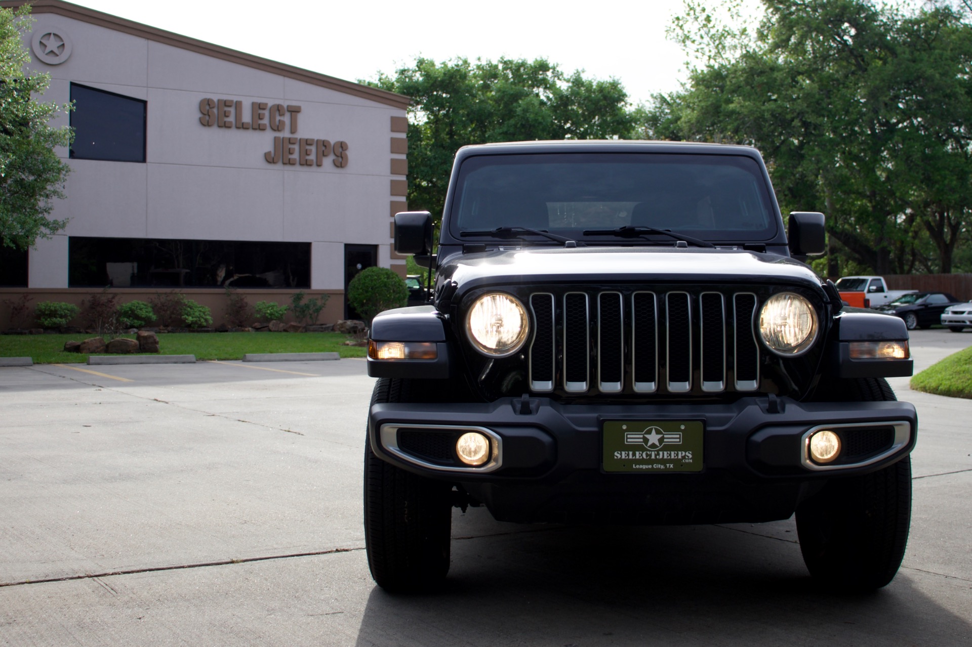 Used-2018-Jeep-Wrangler-Unlimited-Sahara
