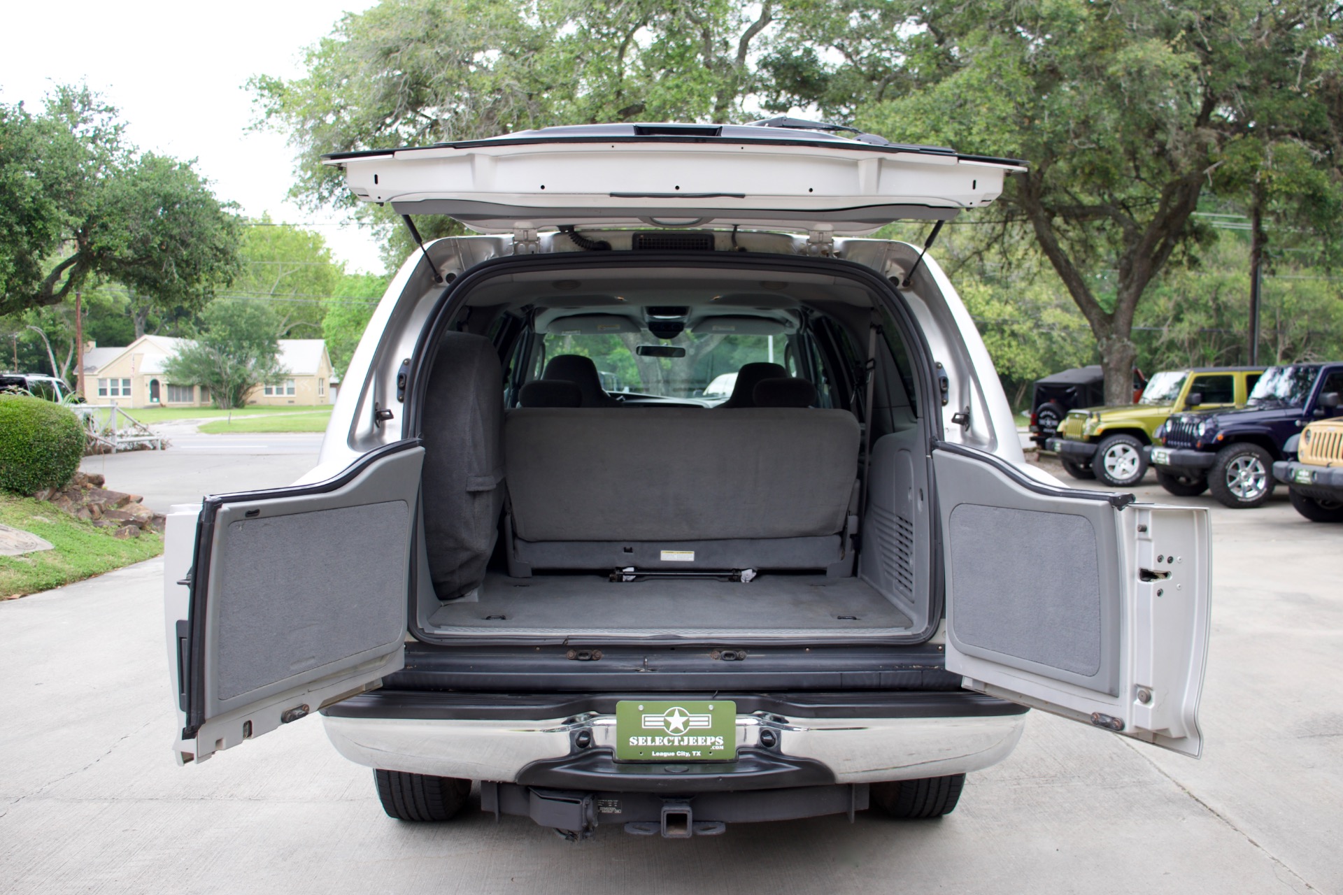 Used-2004-Ford-Excursion-XLT-4x4-XLT