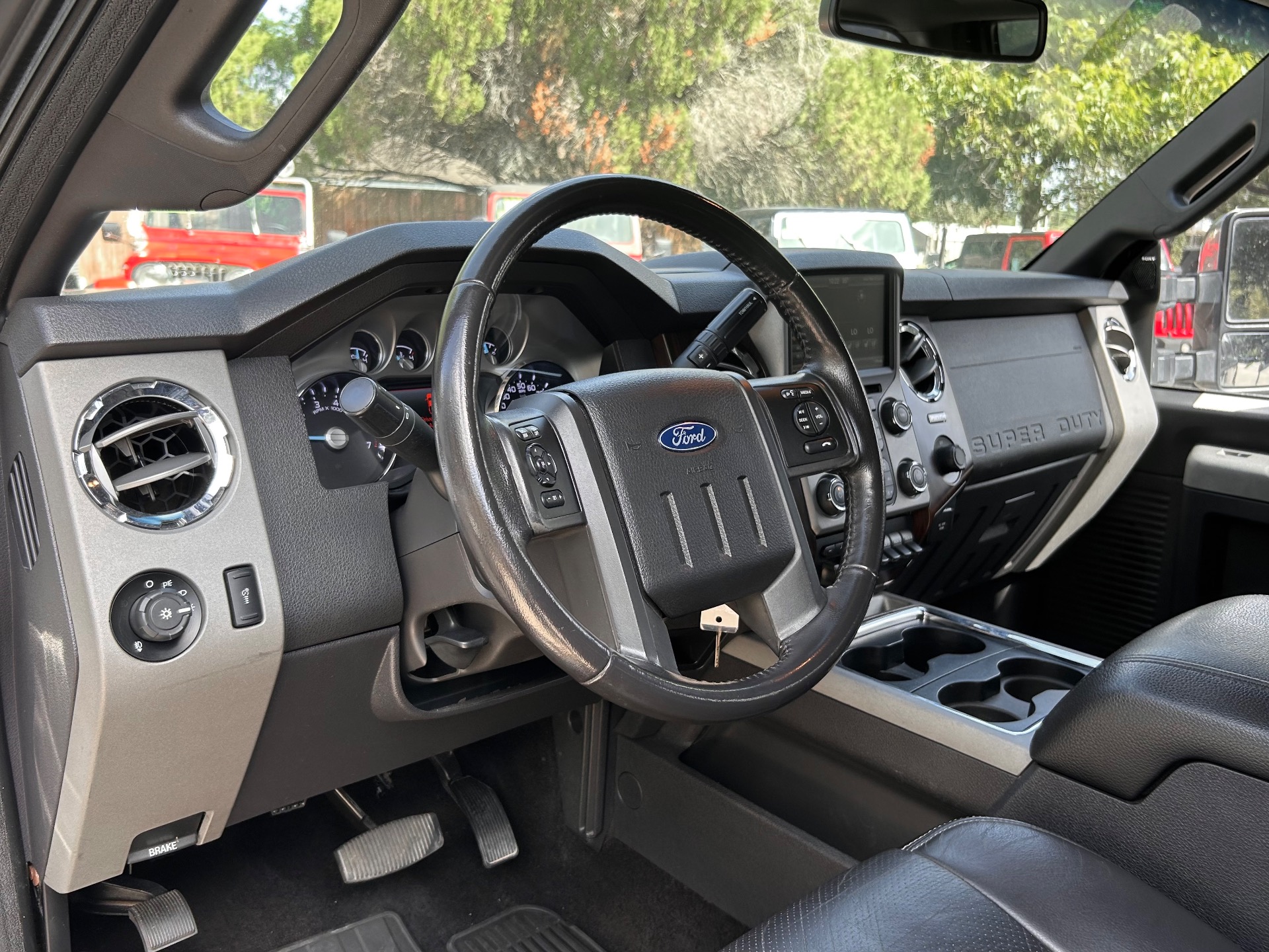 Used-2016-Ford-F-250-Super-Duty-Lariat