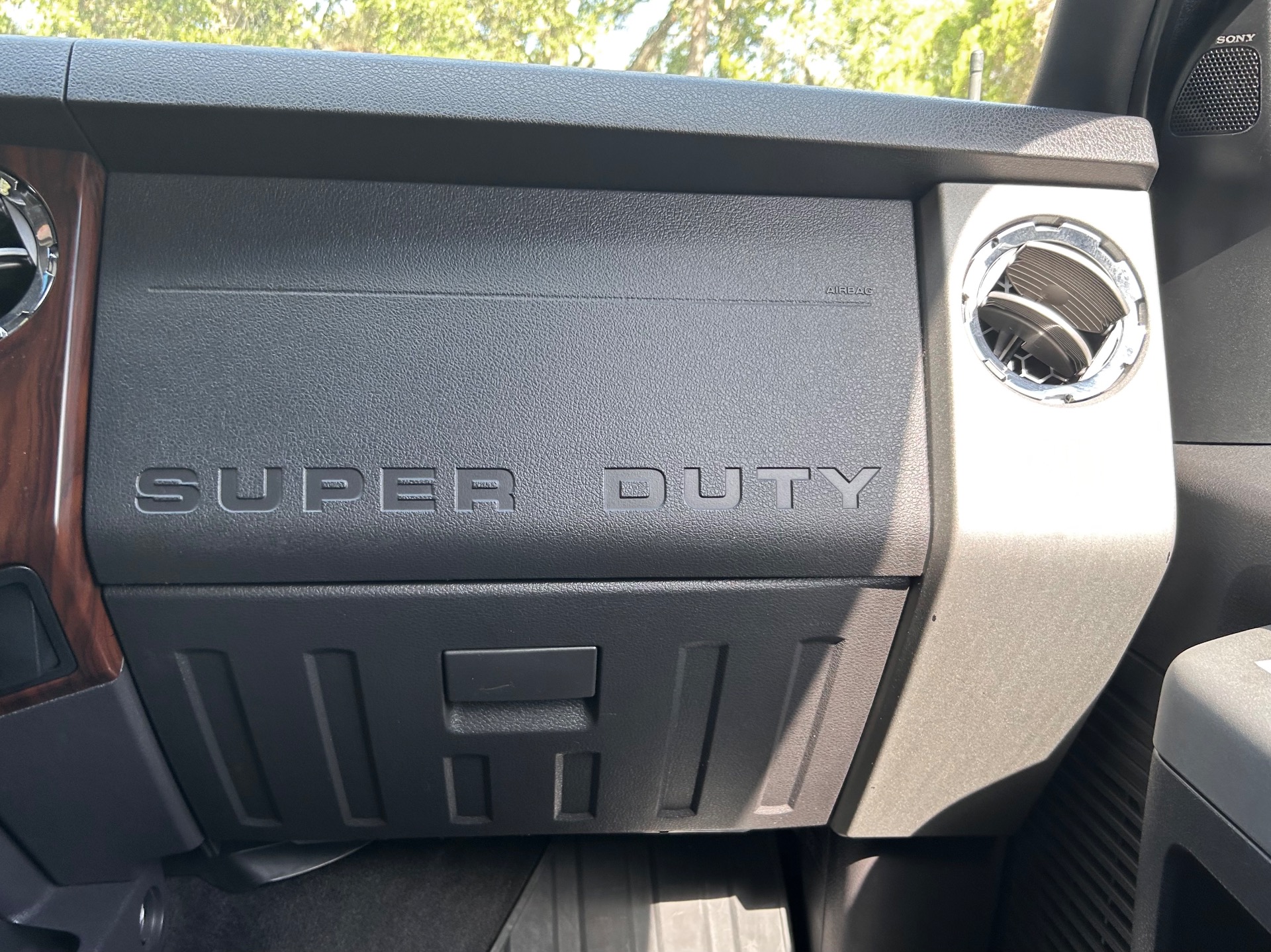 Used-2016-Ford-F-250-Super-Duty-Lariat