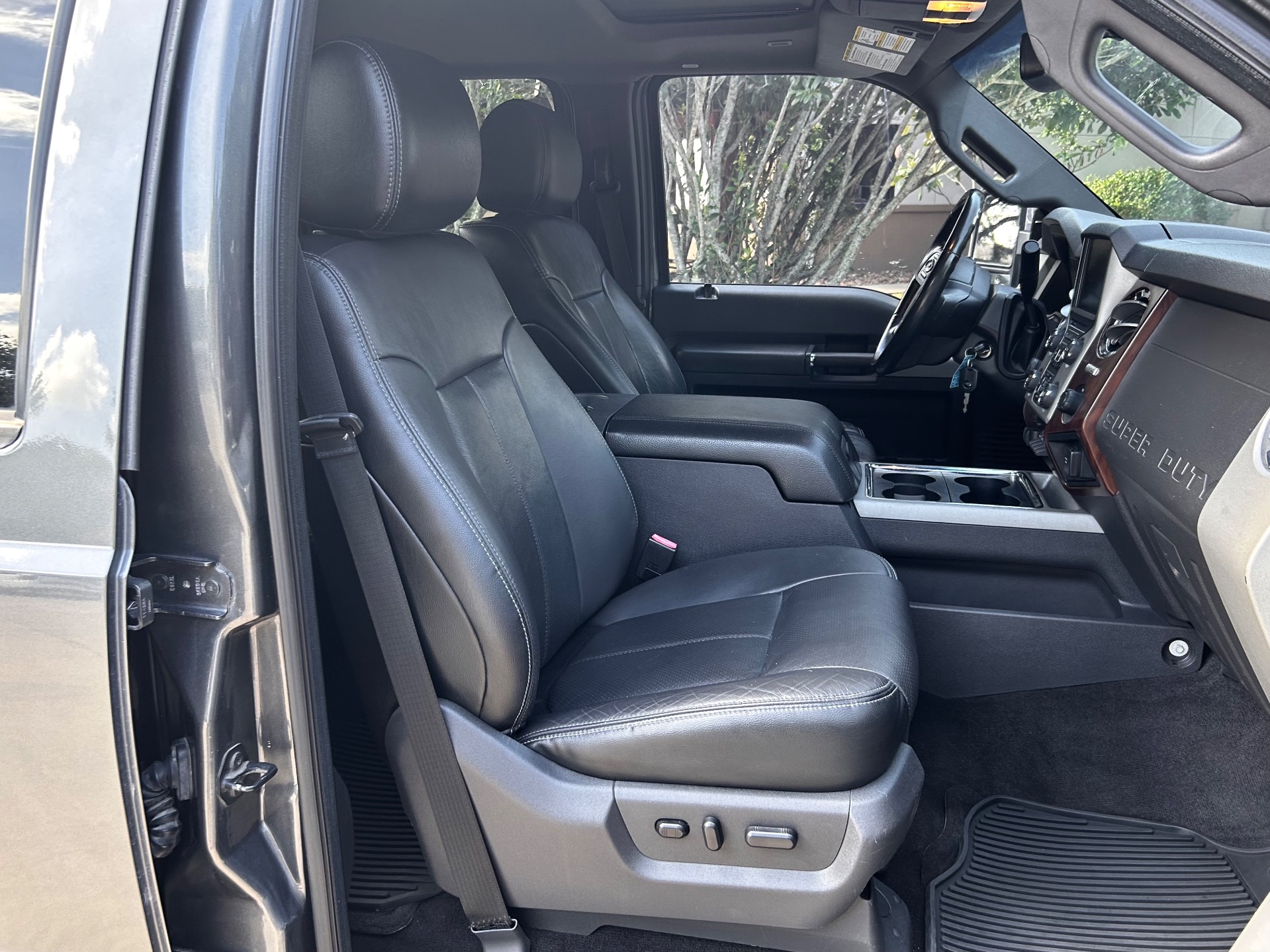 Used-2016-Ford-F-250-Super-Duty-Lariat