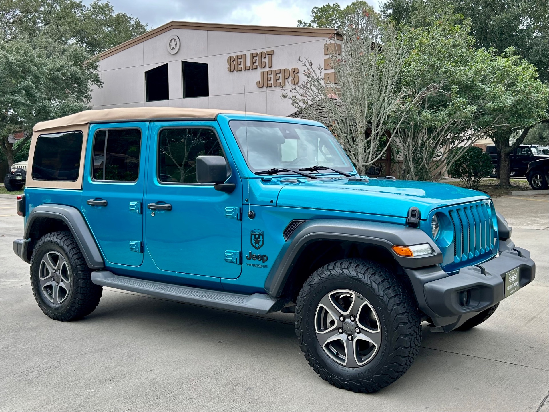 Used-2020-Jeep-Wrangler-Unlimited-Black-and-Tan