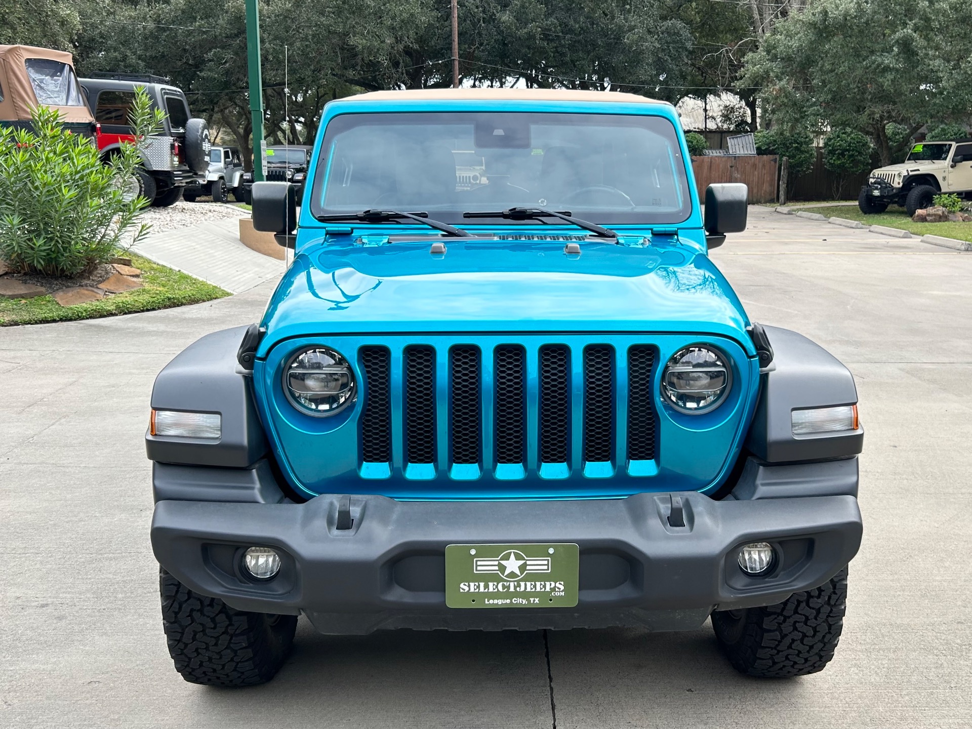 Used-2020-Jeep-Wrangler-Unlimited-Black-and-Tan